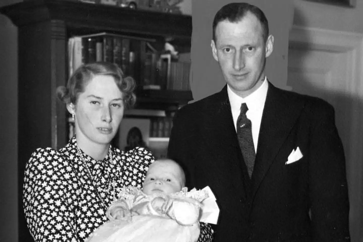 Grev Ingolfs forældre, arveprins Knud og prinsesse Caroline Mathilde, var fætter og kusine. Her ses de med den lille Ingolf i favnen.