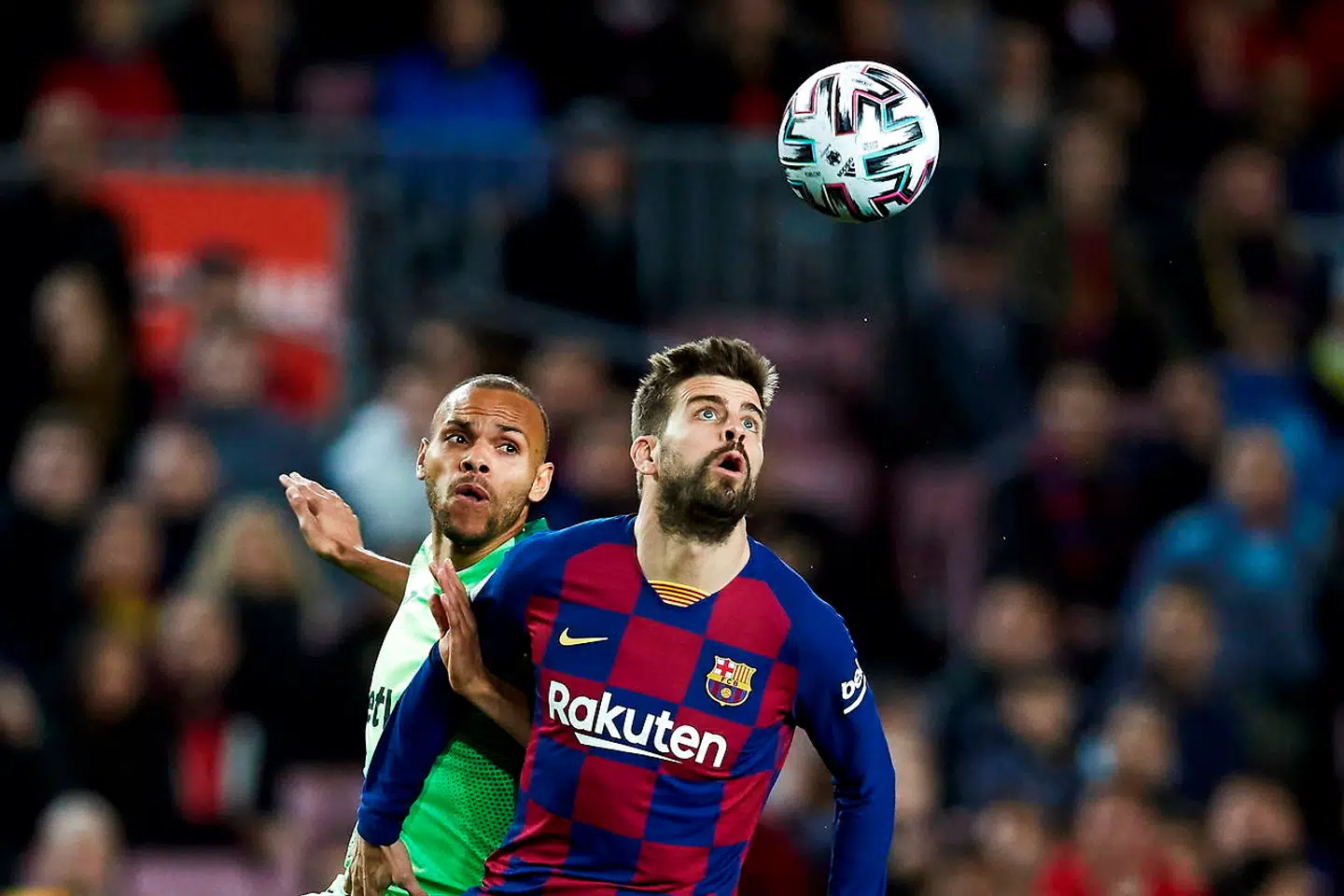 Martin Braithwaite ses her i en duel med Barcelona-stjernen Gerard Pique - om kort tid kan de to være holdkammerater.