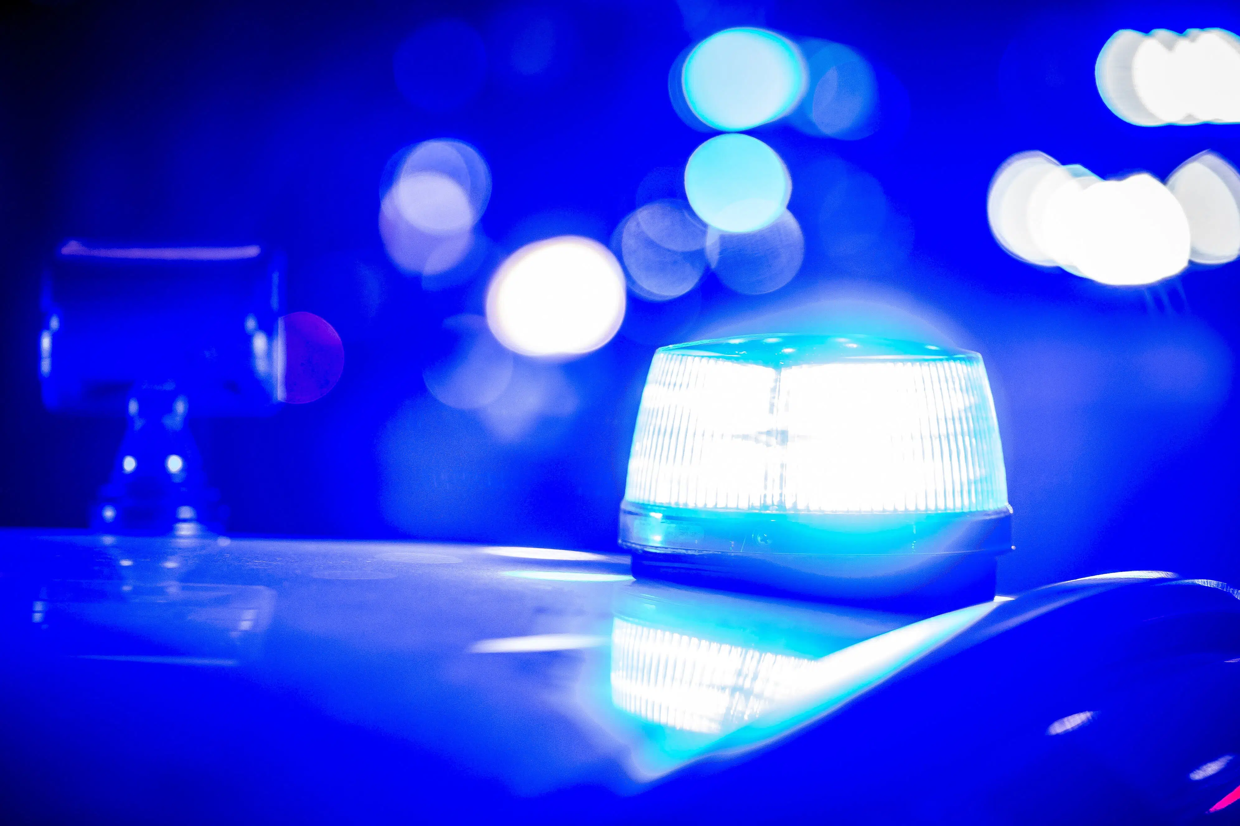 Pige er alvorligt kvæstet efter bil påkørte skur med indkøbsvogne