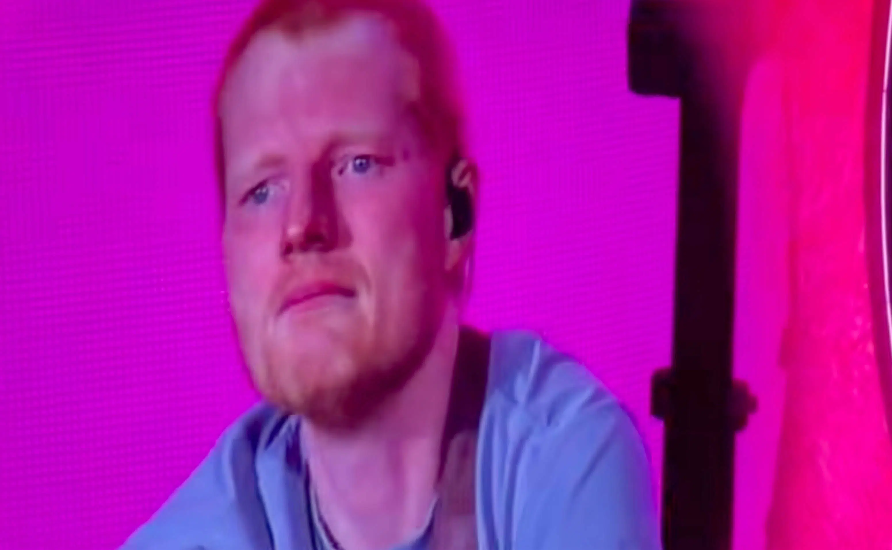 Ed Sheeran brød ud i tårer, da han undskyldte fra scenen – på sociale medier rammes han af nye anklager