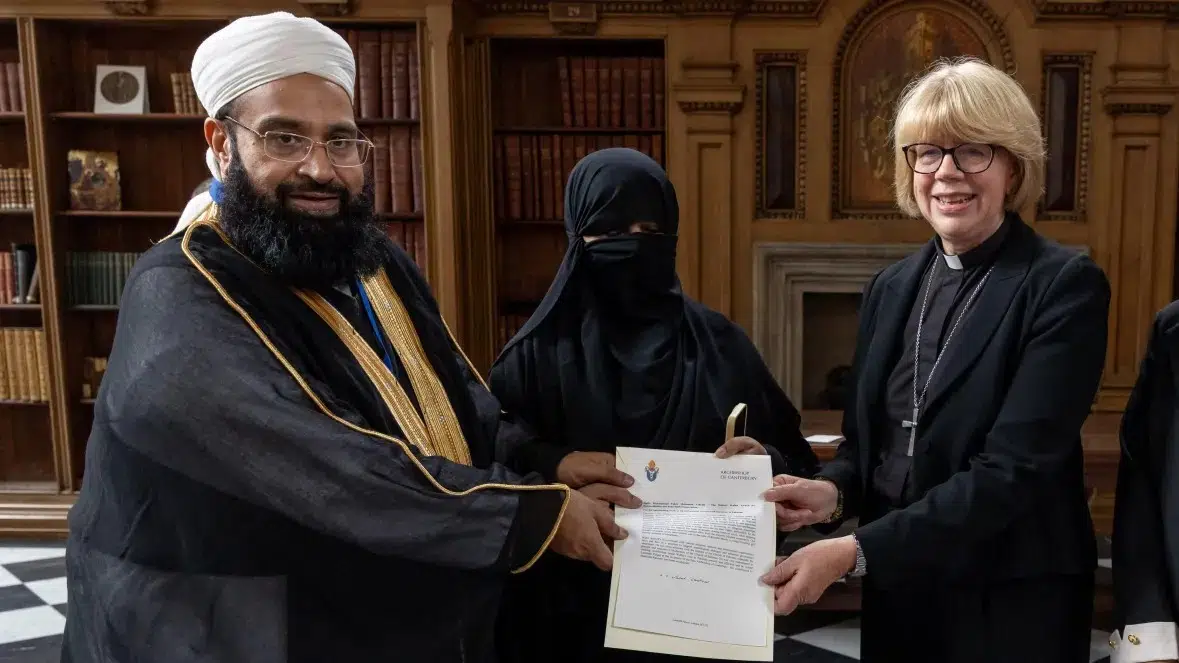 Hun kalder sig feminist og hædrer her en imam for »tolerance«. Men hvad med kvinden i midten?