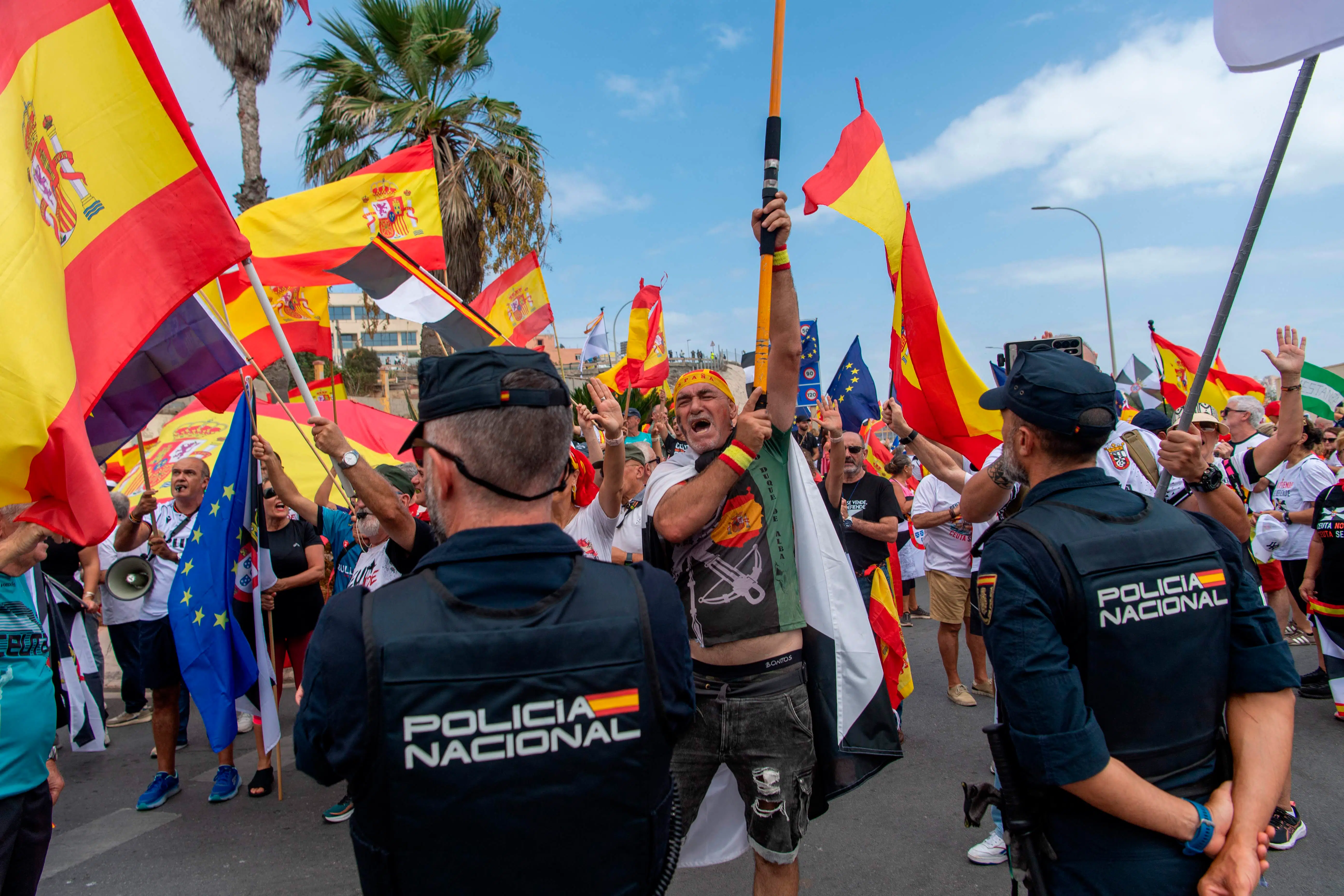 Demonstranter i Ceuta kastede sten og æg efter politiker 