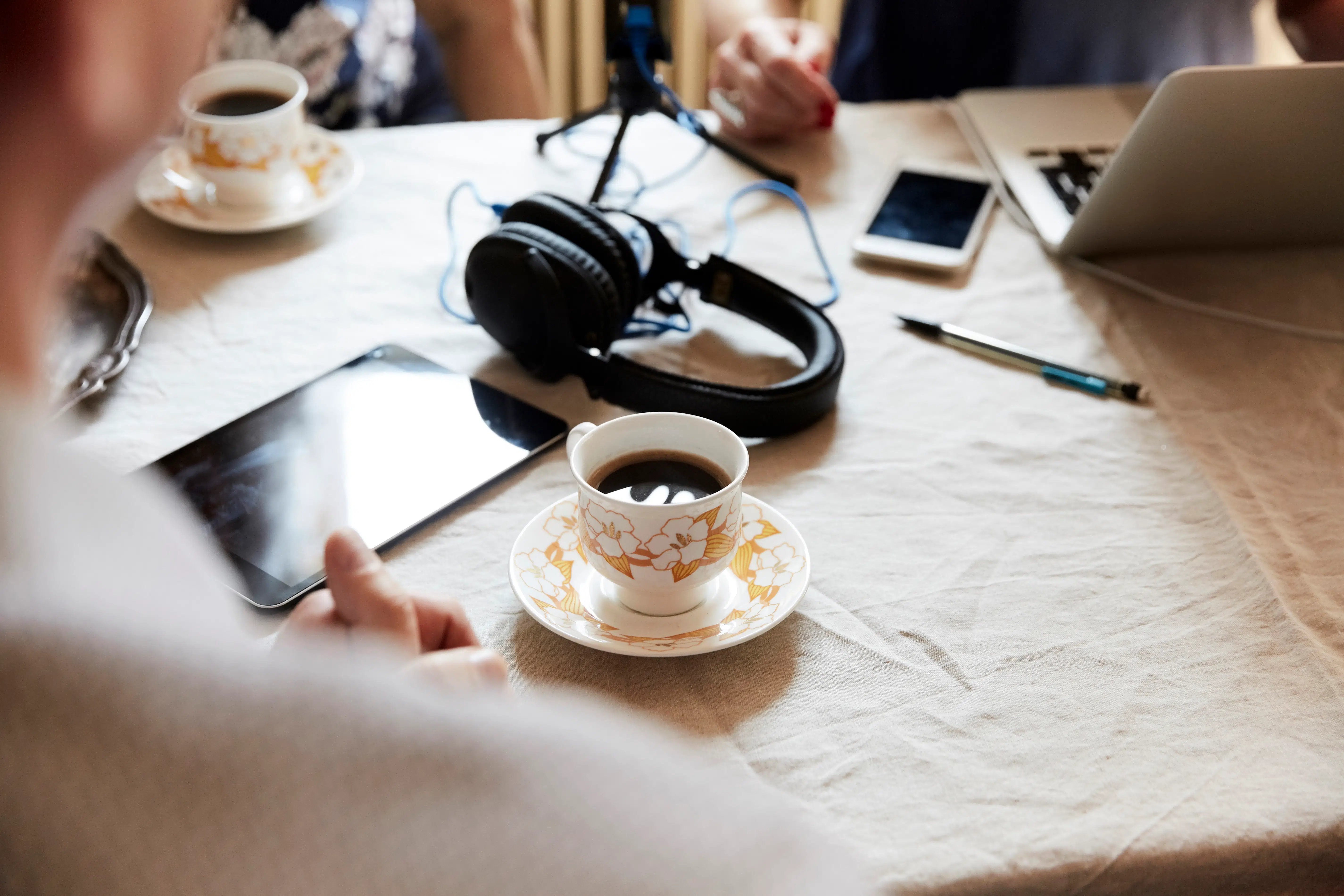 Populær sladderpodcast stopper efter massiv kritik og klager