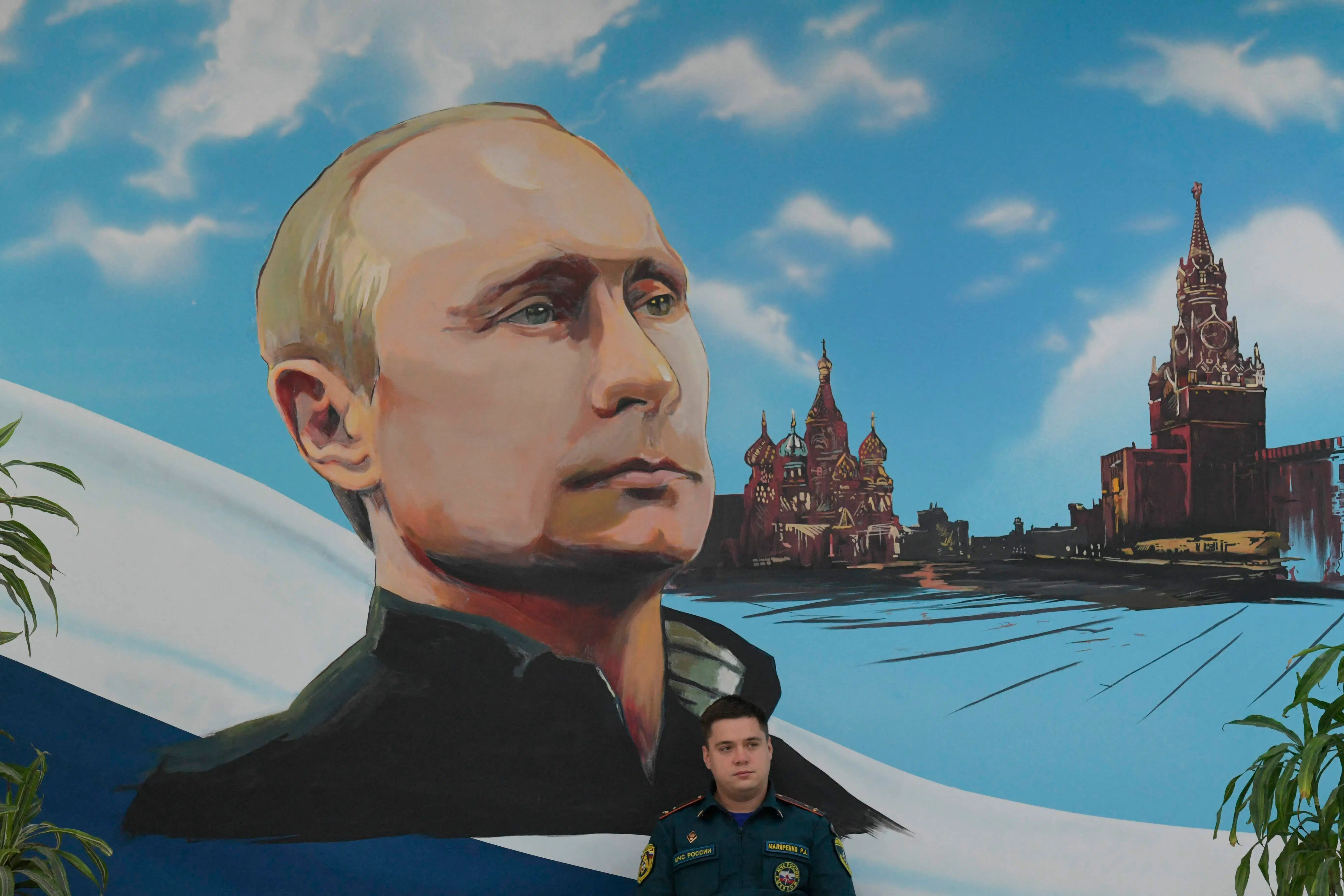 Putin må sidde og fryde sig. Han får hjælp fra to fløje i Europa