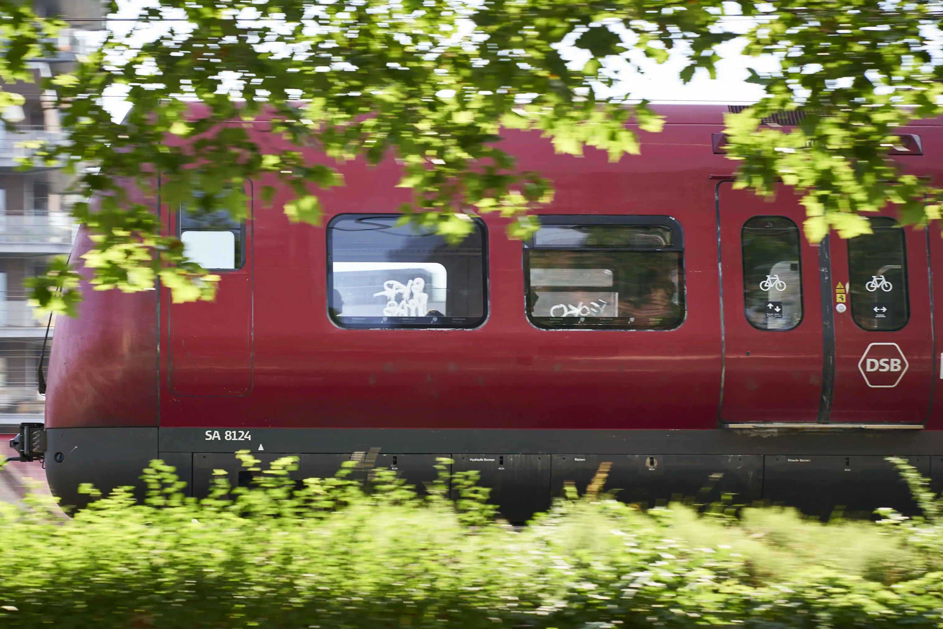 Lastbil påkørte to broer og togtrafikken måtte standses