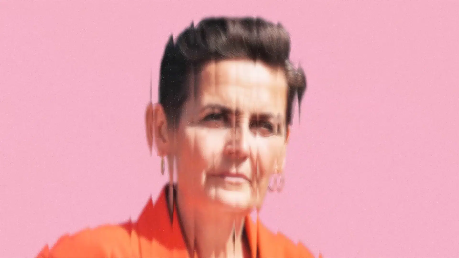 Pia Olsen Dyhr var »et sted mellem Gandhi og Gud«. Nu styrtdykker hun, og hun gør det med åbne øjne