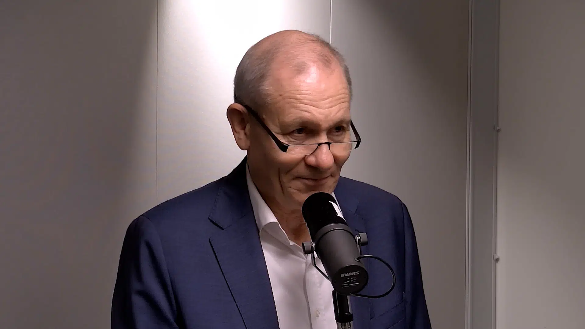 Jens Løgstrup har tjent over 300 millioner på aktier. Nu deler han sit bedste råd