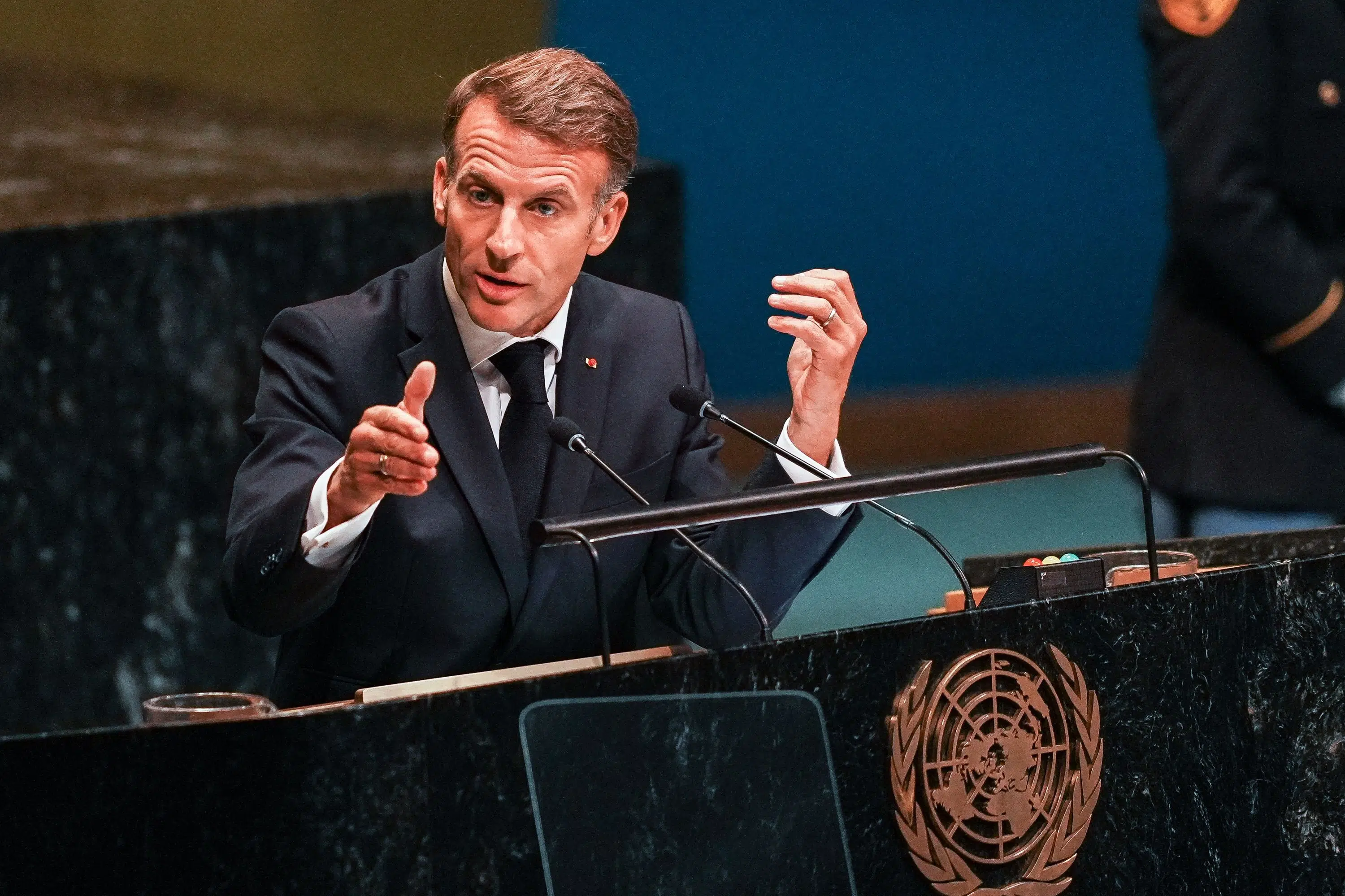 Macron i opfordring: Vælg FN frem for jungleloven