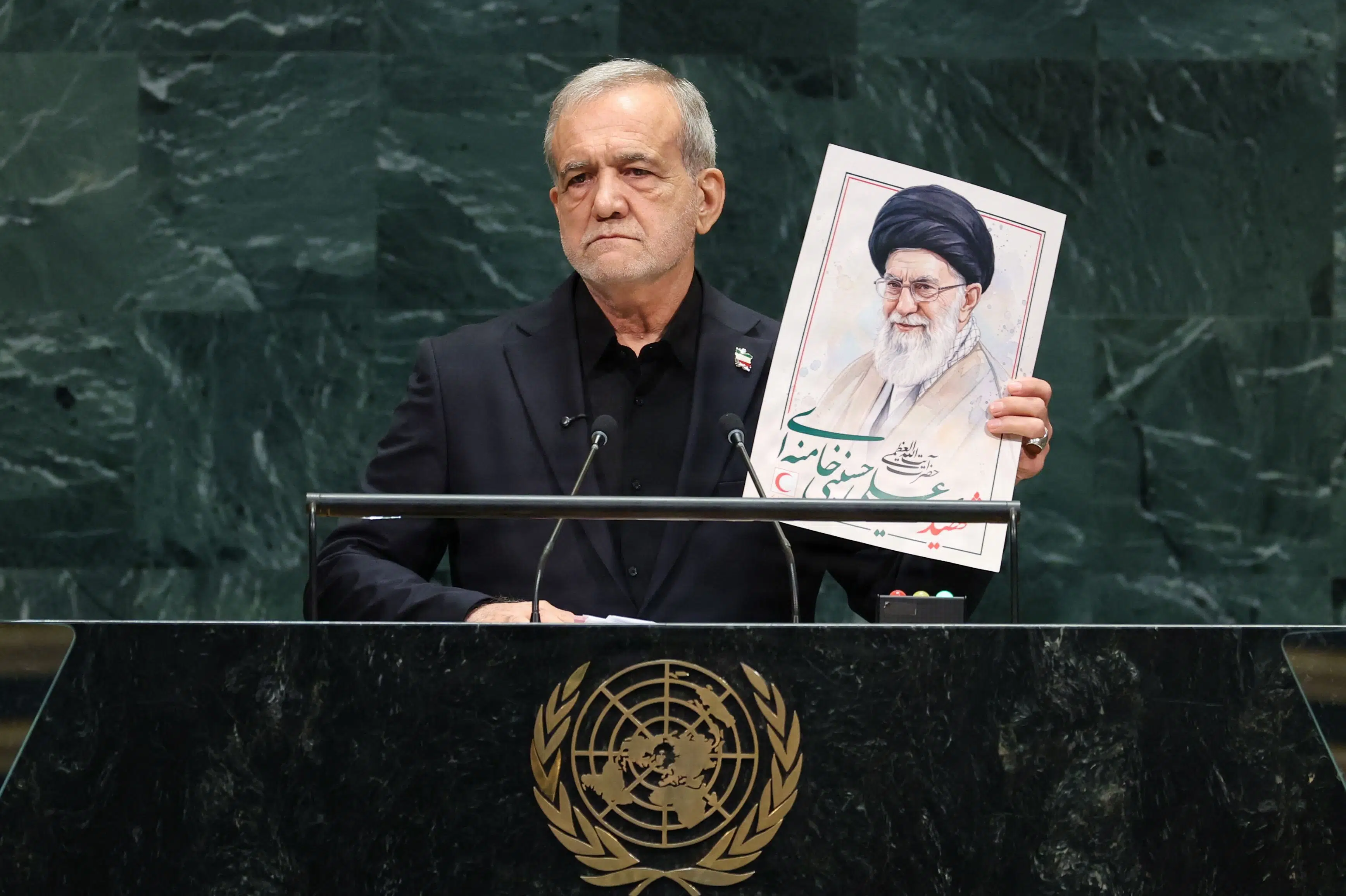 USA's delegation forlader salen under Irans præsidents tale