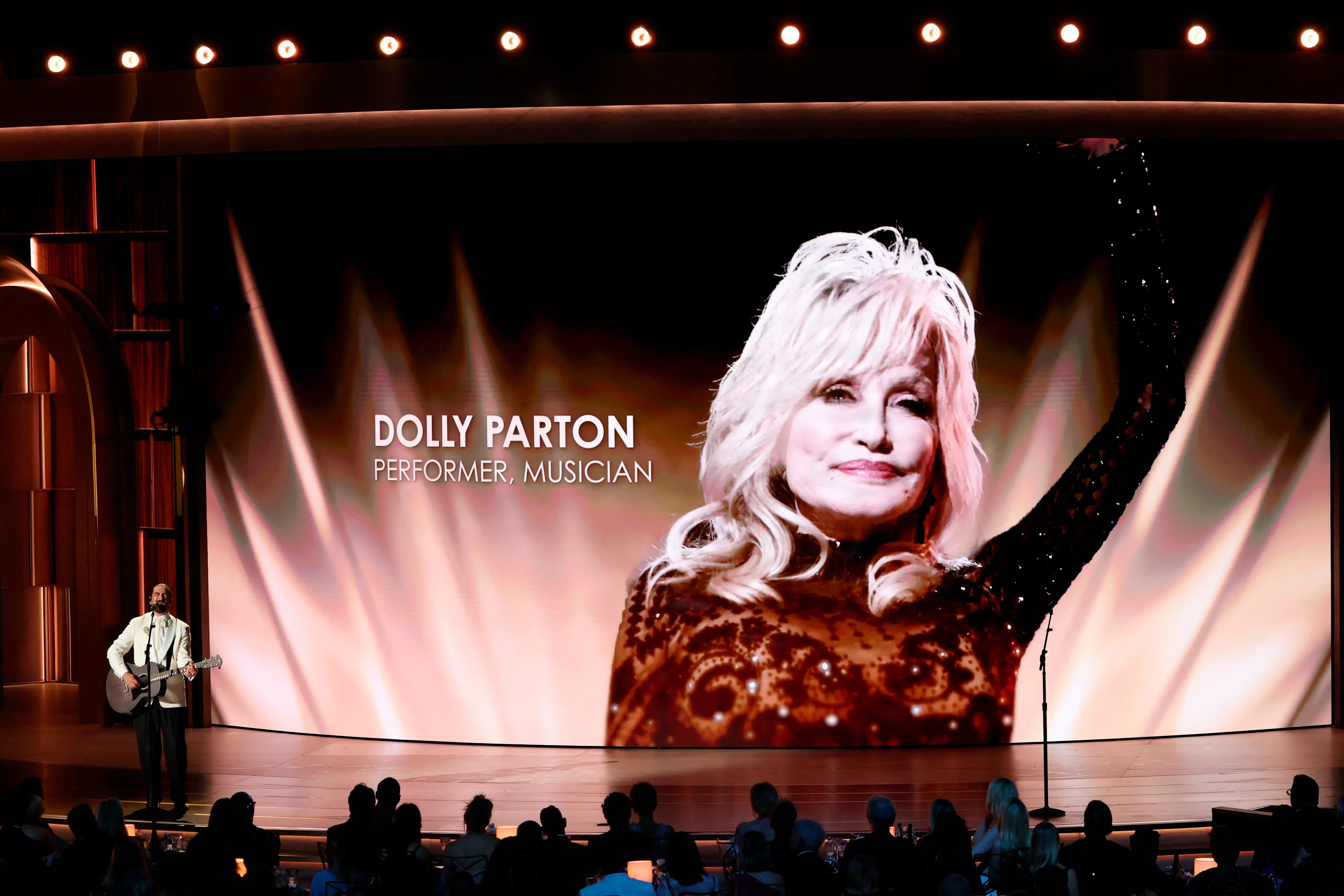 Verden lærte ham at kende, da han annoncerede sin tantes død. Nu anklages Dolly Partons nevø for afpresning