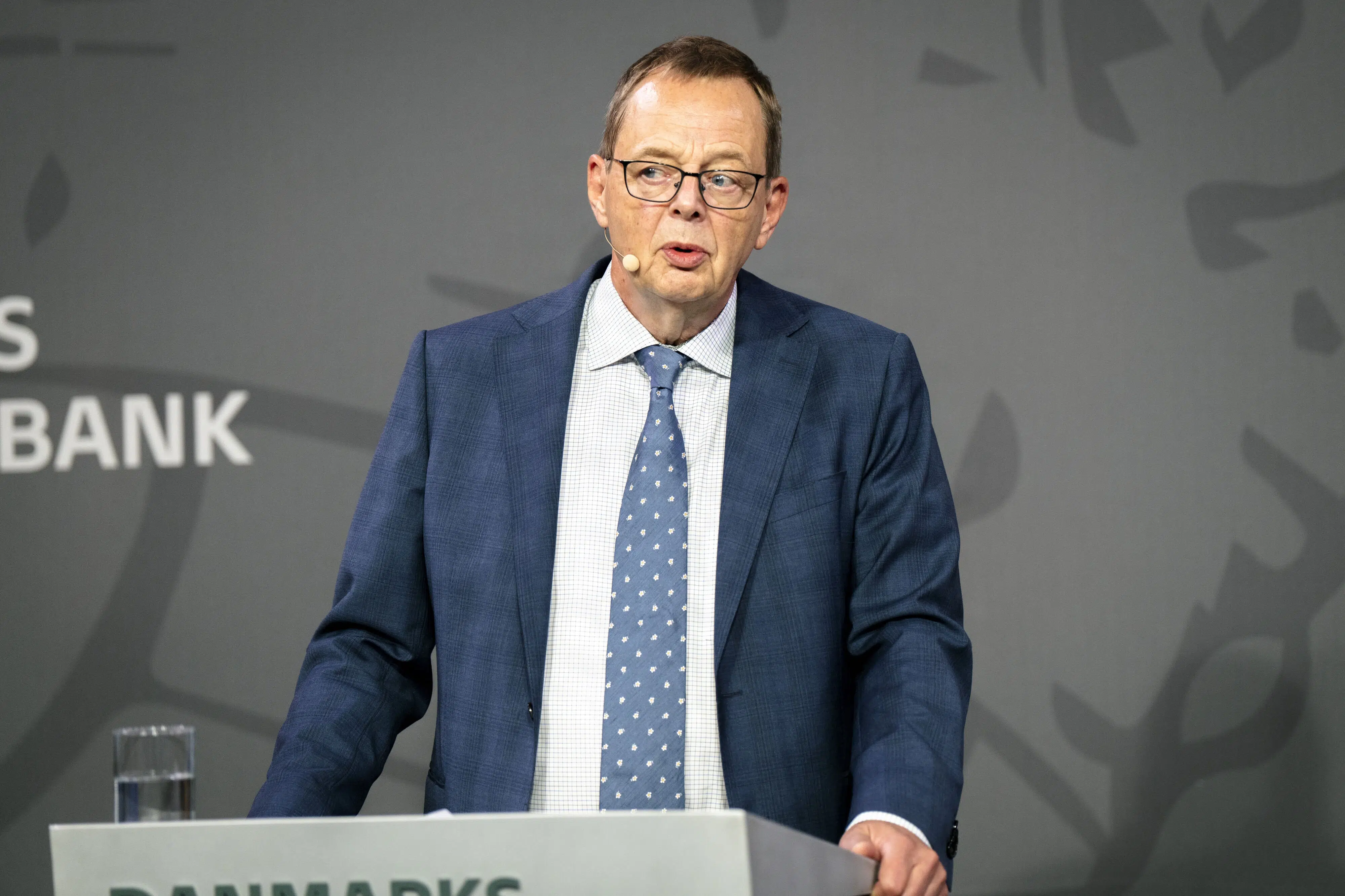 Nationalbankdirektør opfordrer regeringen til at holde igen