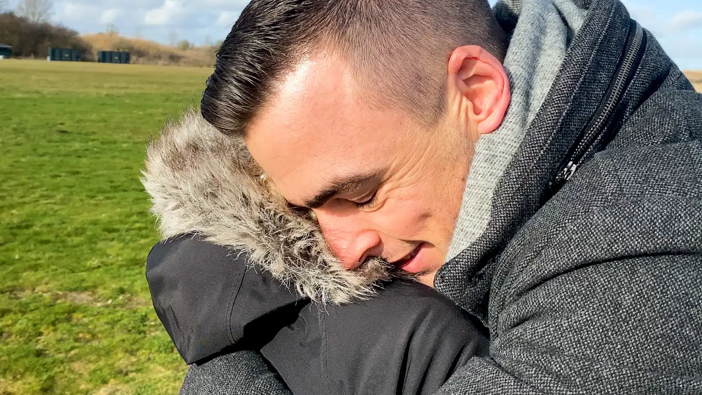 Gensynsglæden er stor, da Søren og Janne møder hinanden for første gang siden hændelsen. Foto: Mathias Røn Poulsen