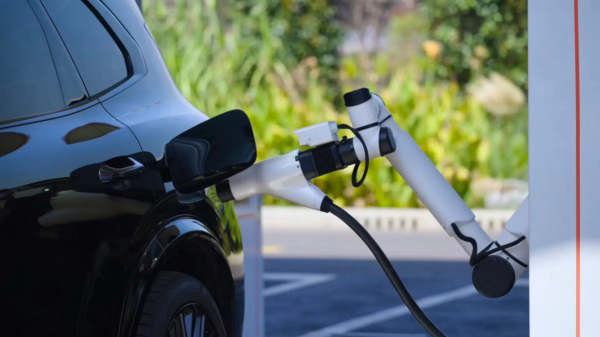 Ny verdensrekord: Lad elbilen op på under fem minutter 