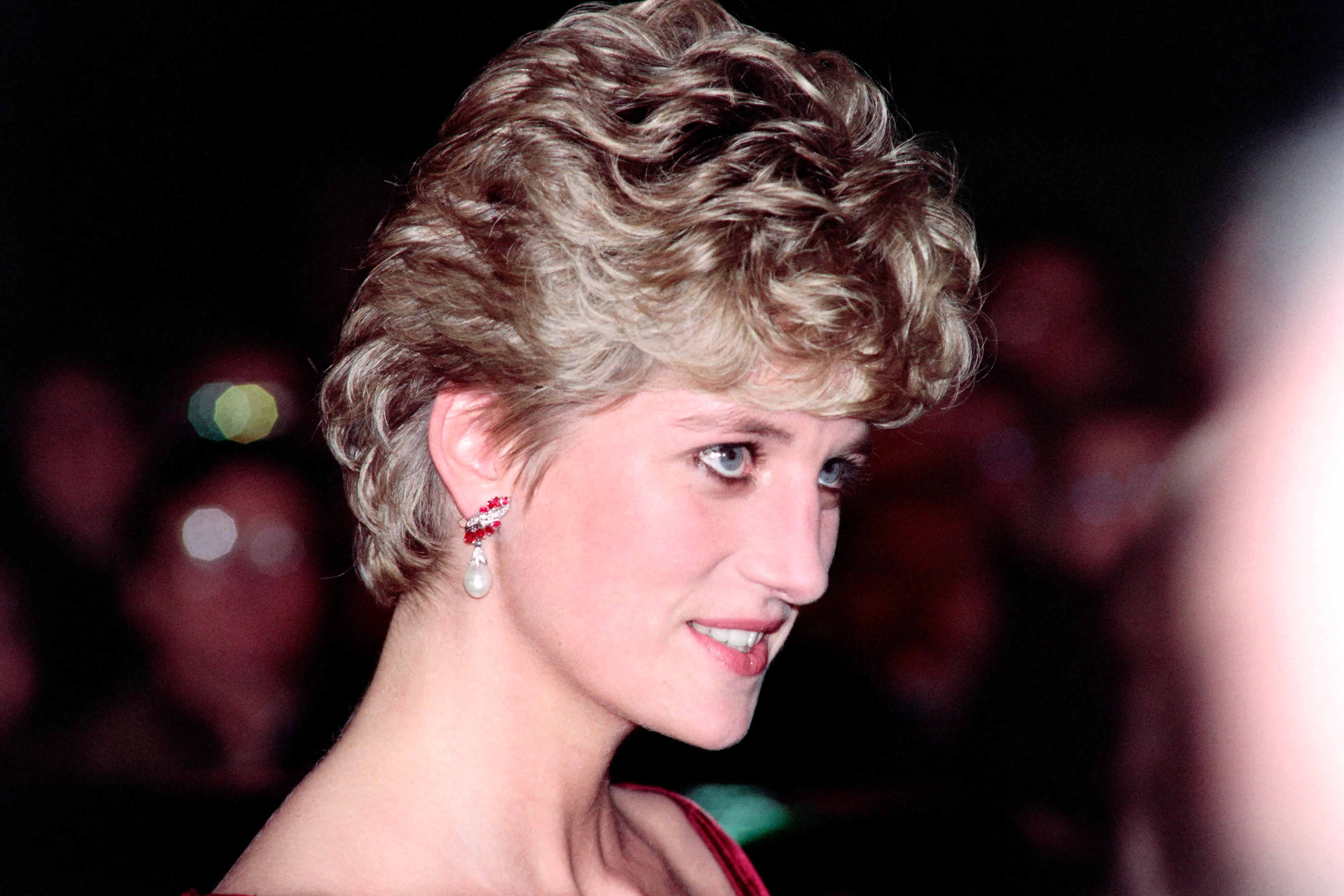 Én sort kjole gjorde prinsesse Diana udødelig. Siden har verden gjort hende til en milliardforretning og nægtet at give slip på hende