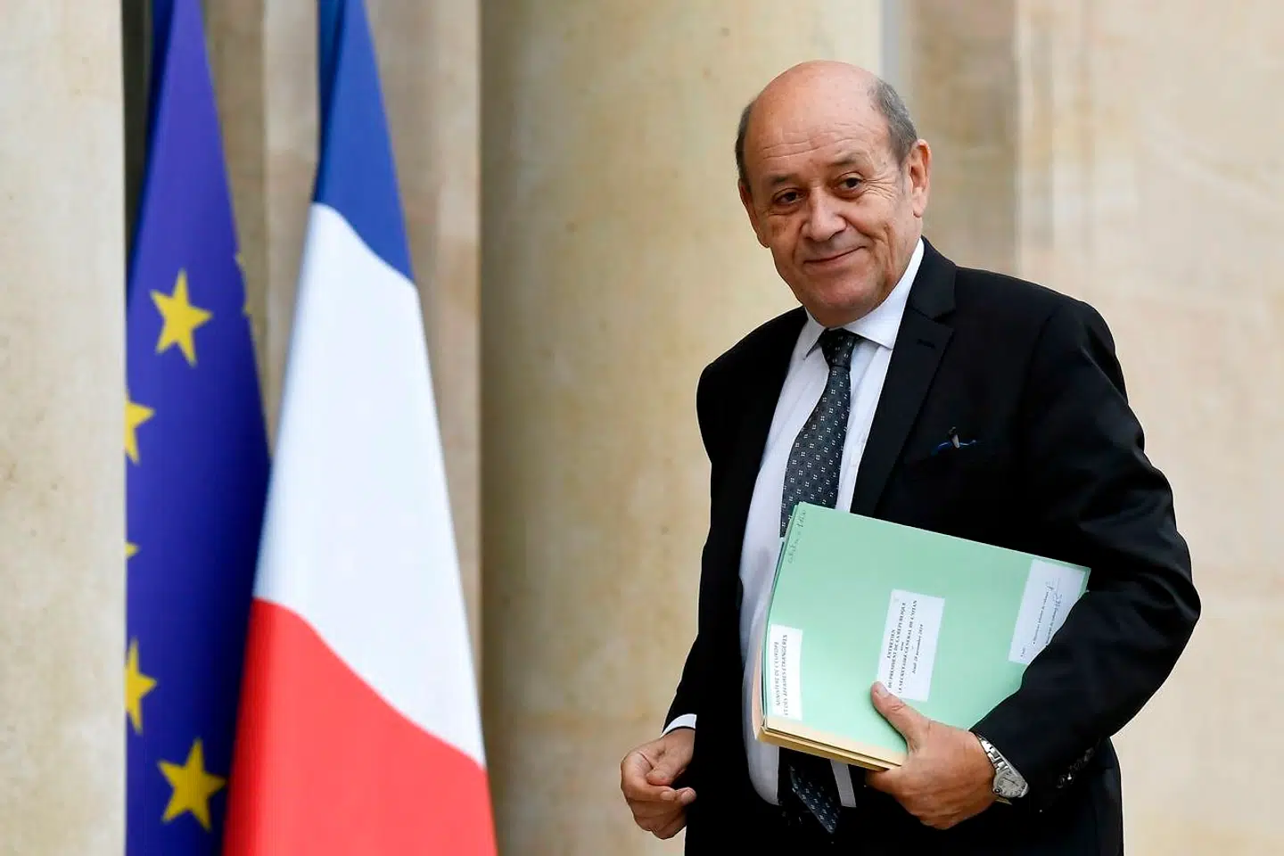 Frankrig udenrigsminister, Jean-Yves Le Drian, var på tidpunktet for svindelnummeret forsvarminister.