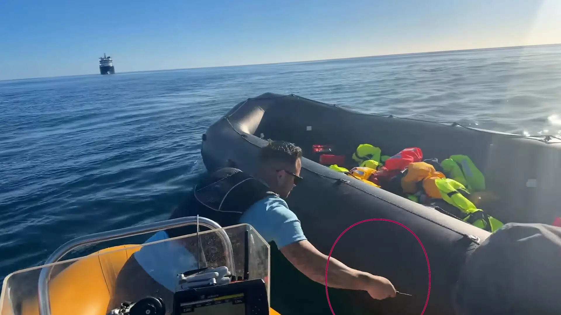 Han skar migrantbåd op i åben sø, og det britiske højre hylder ham som helt. Nu er han anholdt