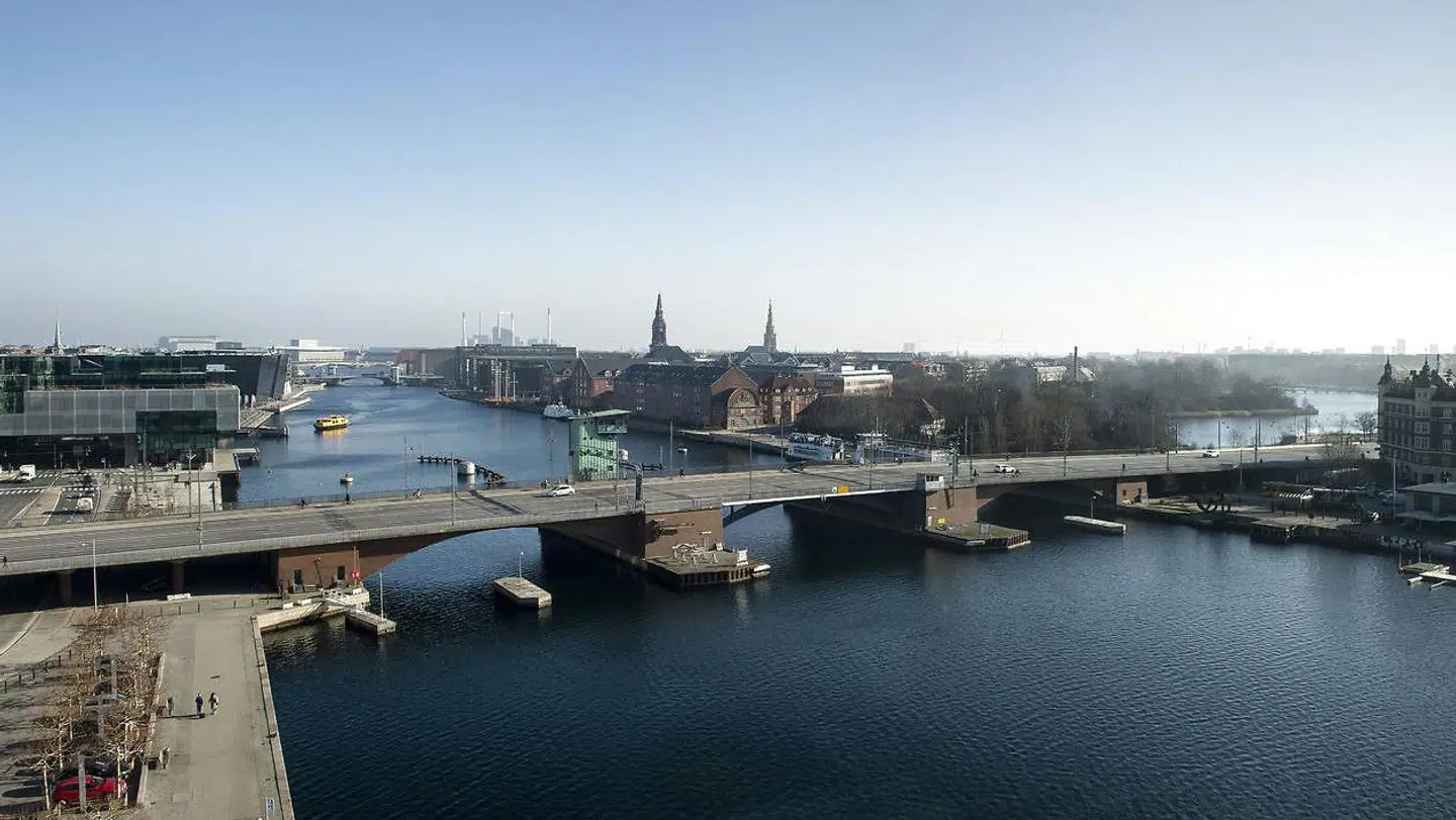 »Asfaltbelægningen på broen er slidt og meget sporkørt,« skriver Københavns Kommune om Langebro, der her er fotograferet fra Nykredit-bygningen på Kalvebod Brygge: »Flere steder er det underlæggende drænlag knust. Dette kan påvirke den underliggende konstruktion af broen, hvor broens membran og betondæk kan blive ødelagt.«