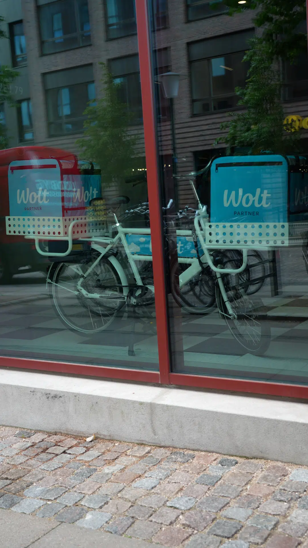 Jeg cyklede i sporet af byens blå bude for at forstå, hvad et årti med Wolt har gjort ved København
