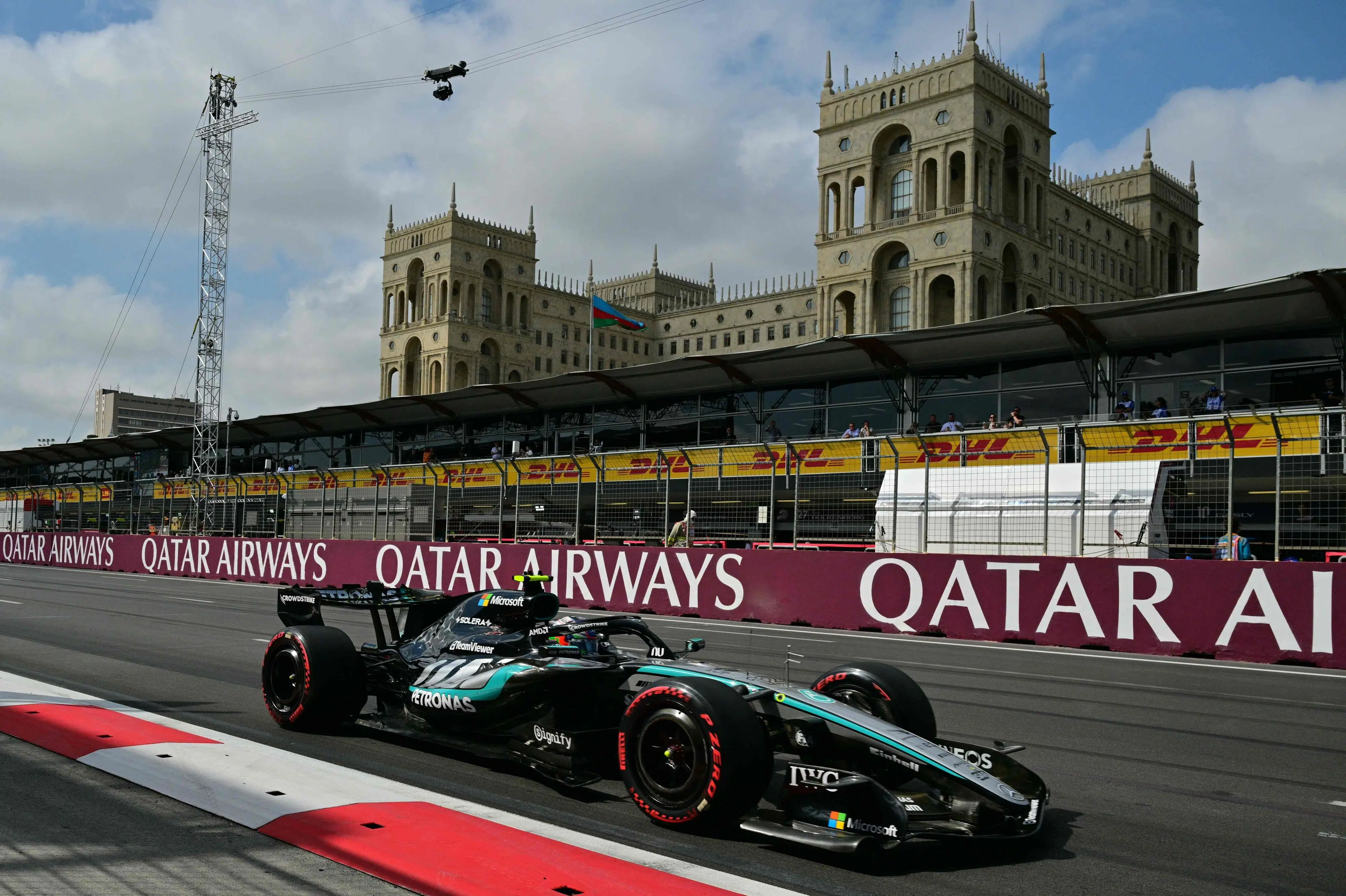 Førende Formel 1-kører rammer barrieren og ryger langt tilbage