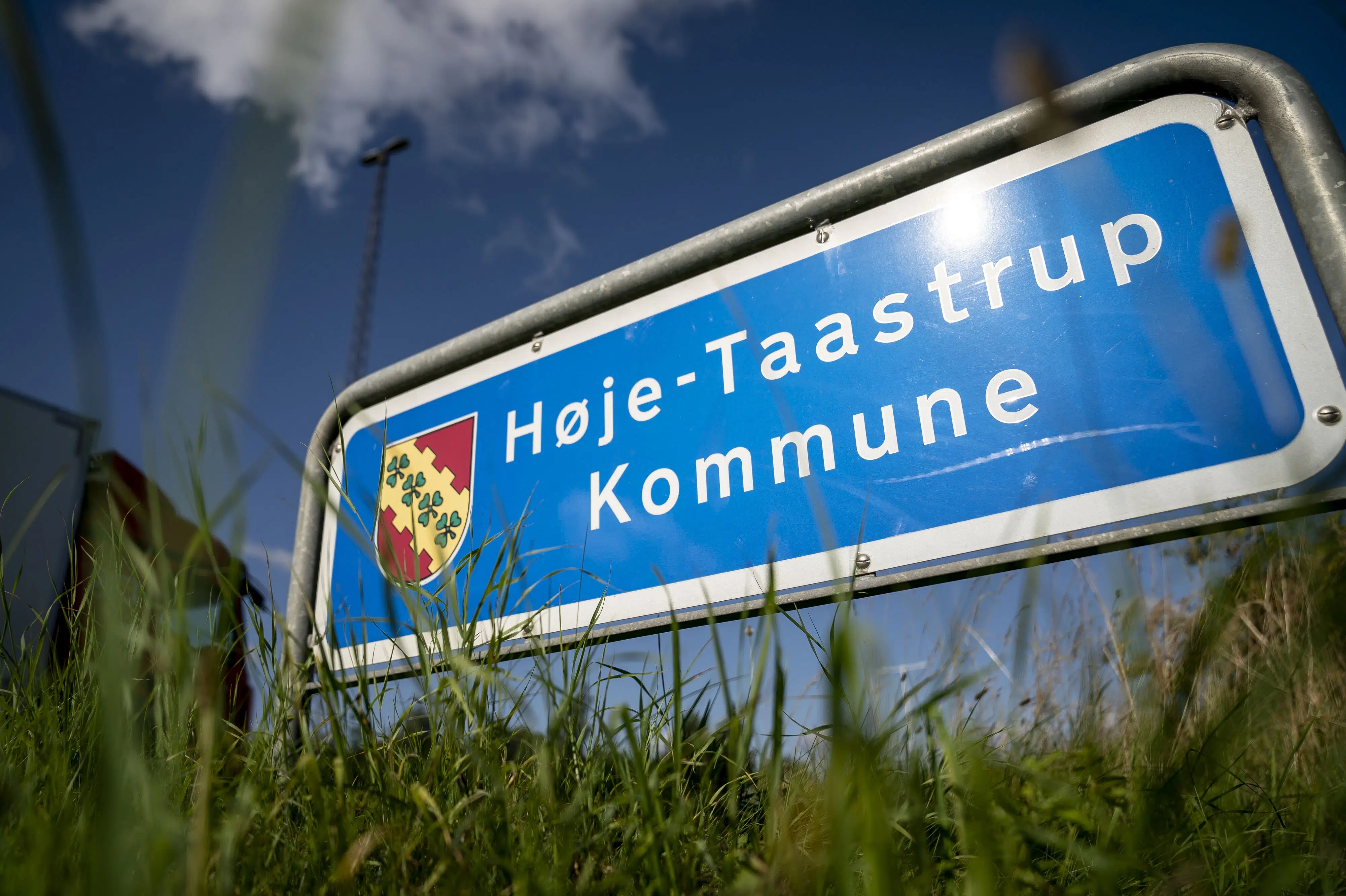 Tiltale: Forfulgte kommunalt ansatte og hældte maling i springvand
