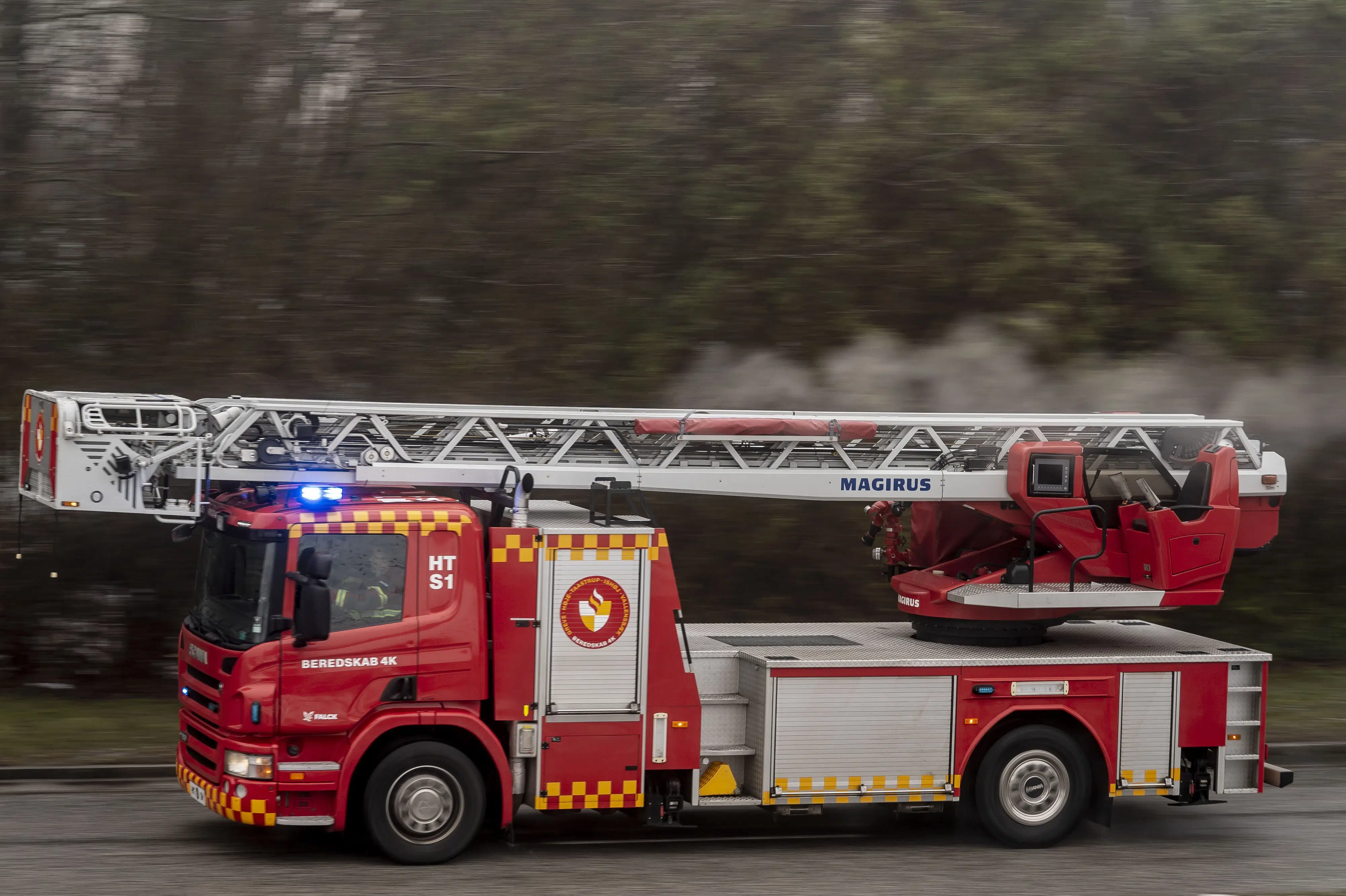 Lader til elbil brød i brand og satte ild til villatag