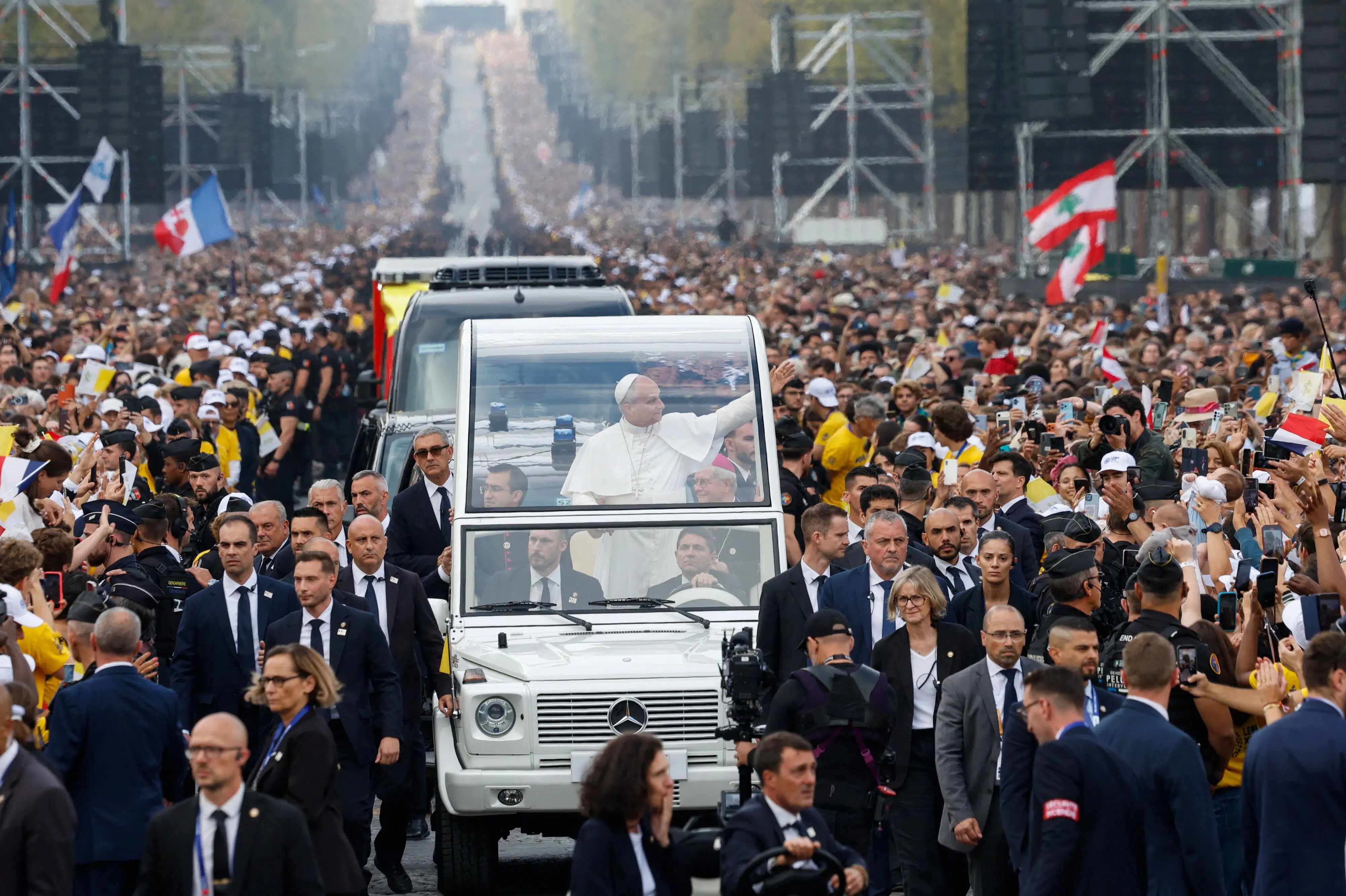 Pave Leo holdt messe for hundredtusinder i Paris