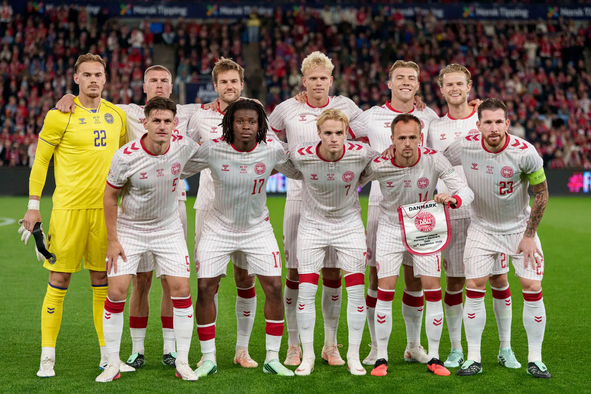 Kan landsholdet rejse sig i Parken? Følg Danmark-Wales her
