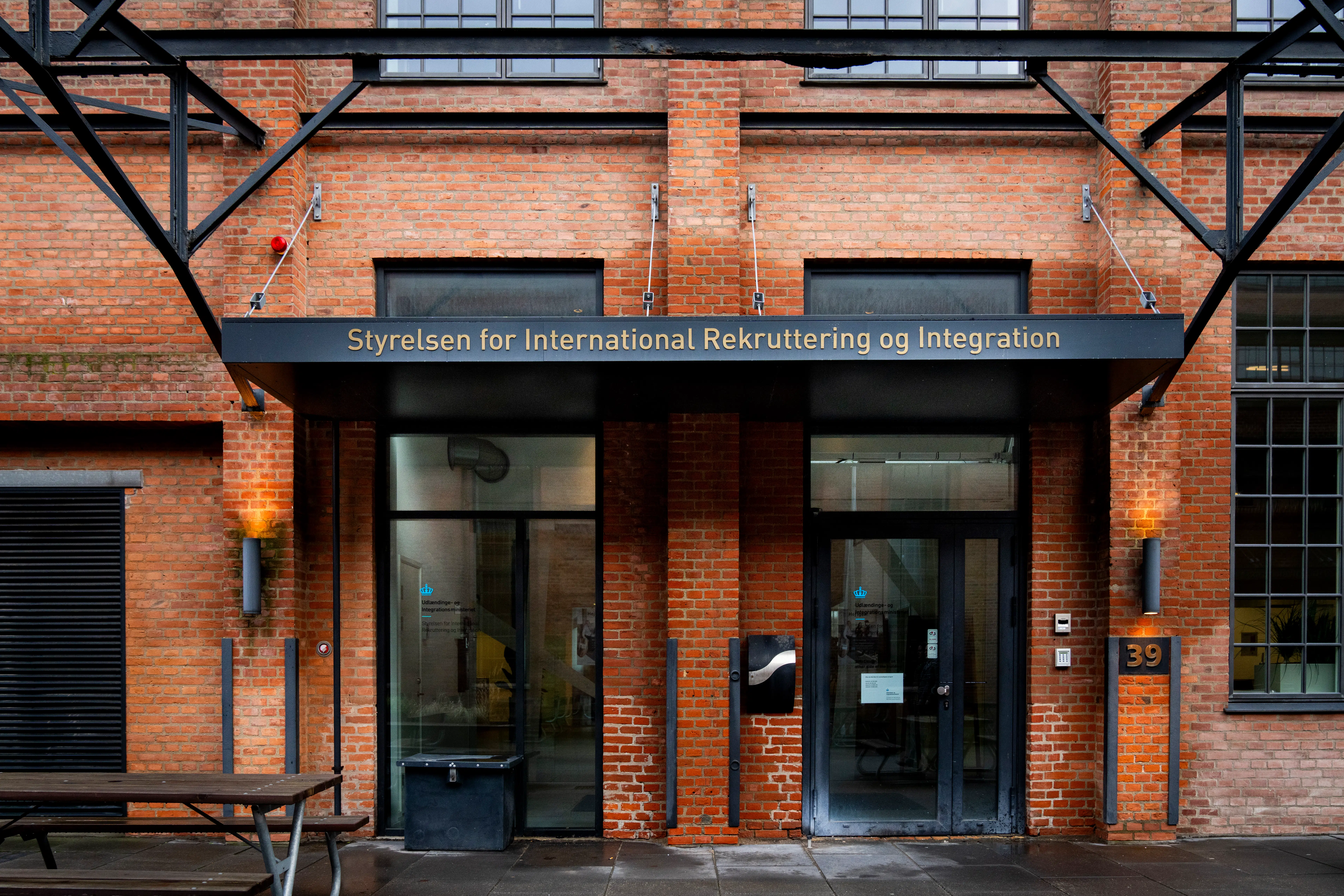 Politi massivt til stede i Valby – mand har sat ild til sig selv