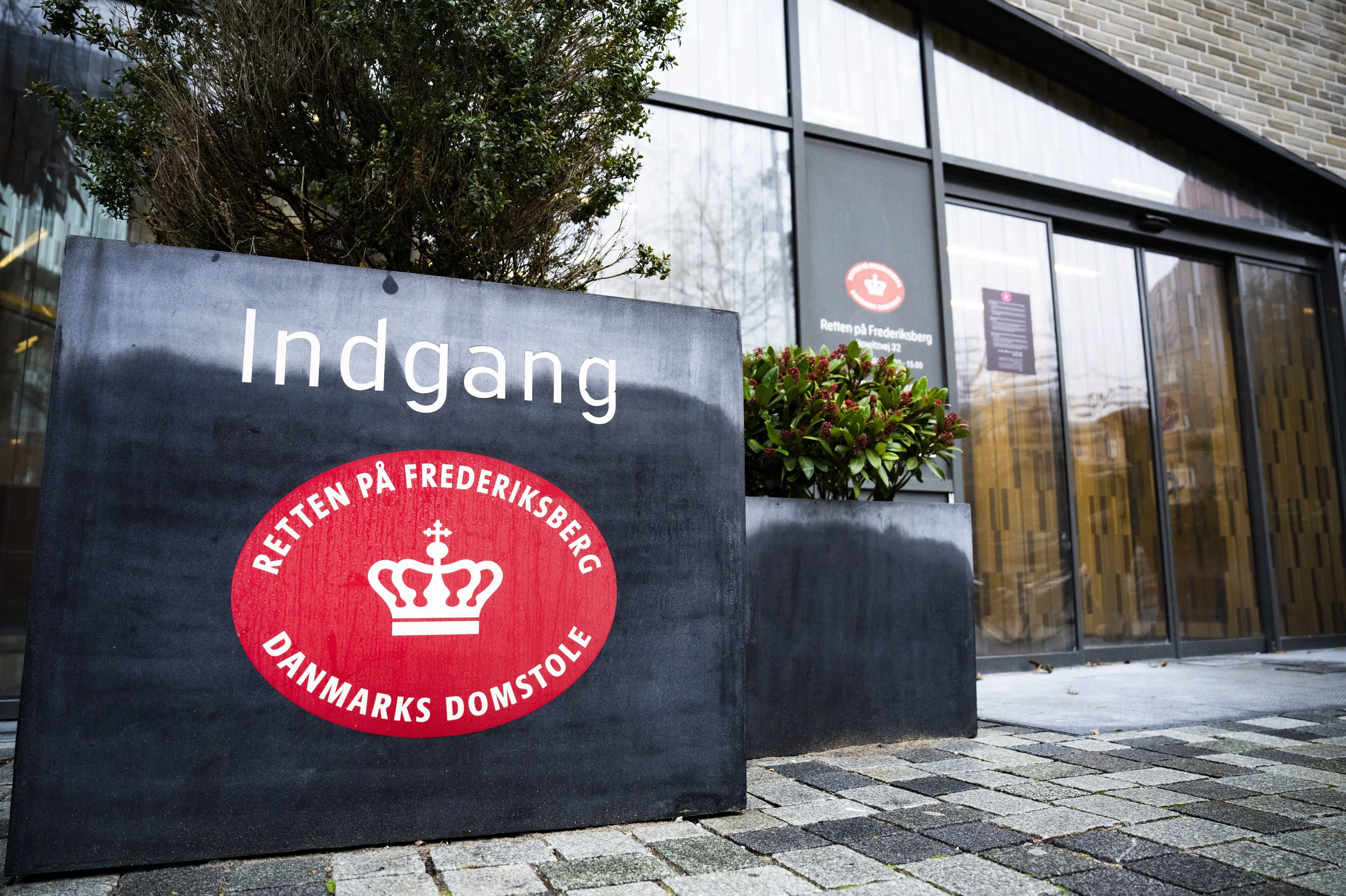 Iført håndjern lytter drabsdømt flugtfange til narkotilståelse i retten