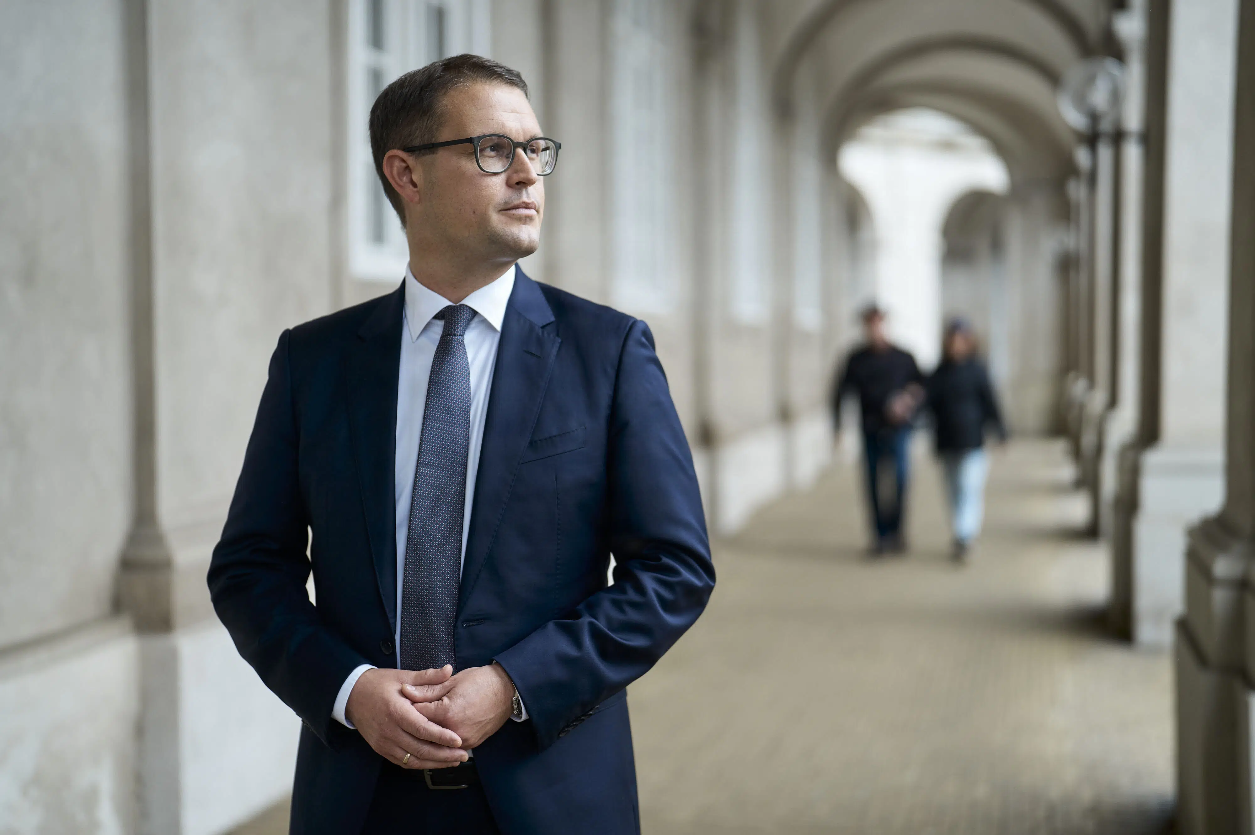 Minister står fast på lovligheden af sit midlertidige svinestop