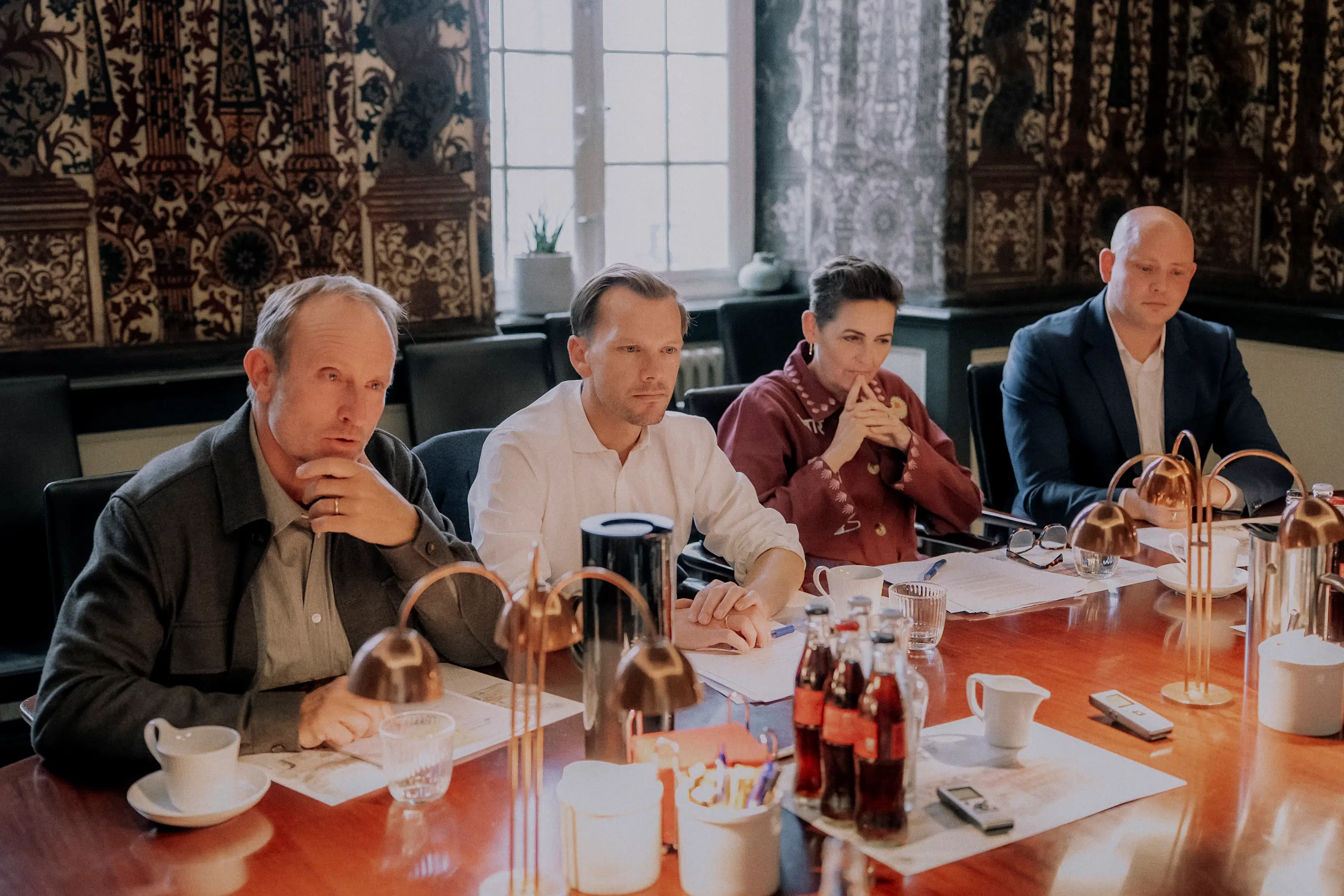 Dyrere elbiler, loft over rentefradrag og afskaffelse af SU: Sådan vil regeringen finansiere dyre løfter