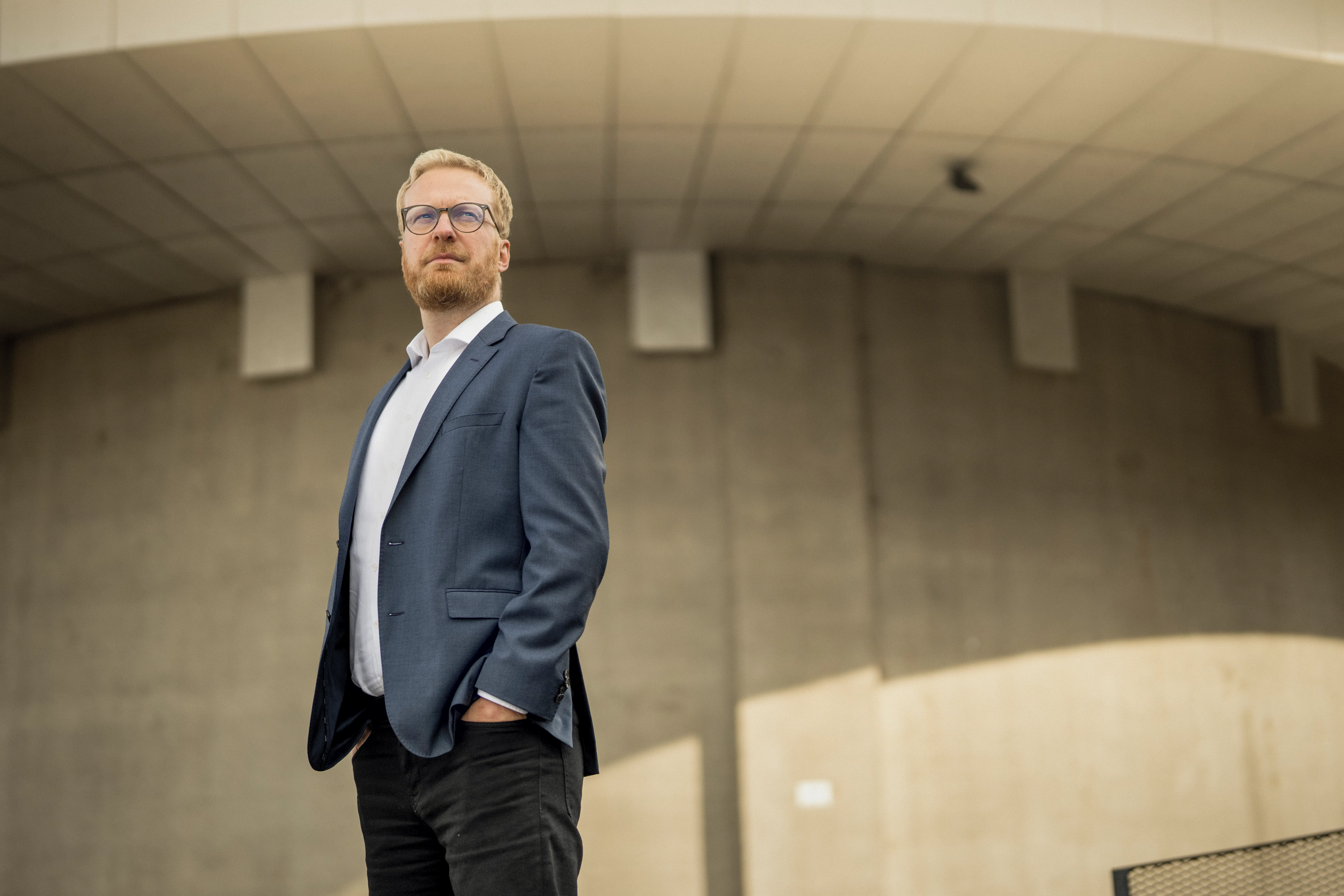 Han blev en af Danmarks mest magtfulde mænd over natten. Nu har Morten Skov fået smag for det
