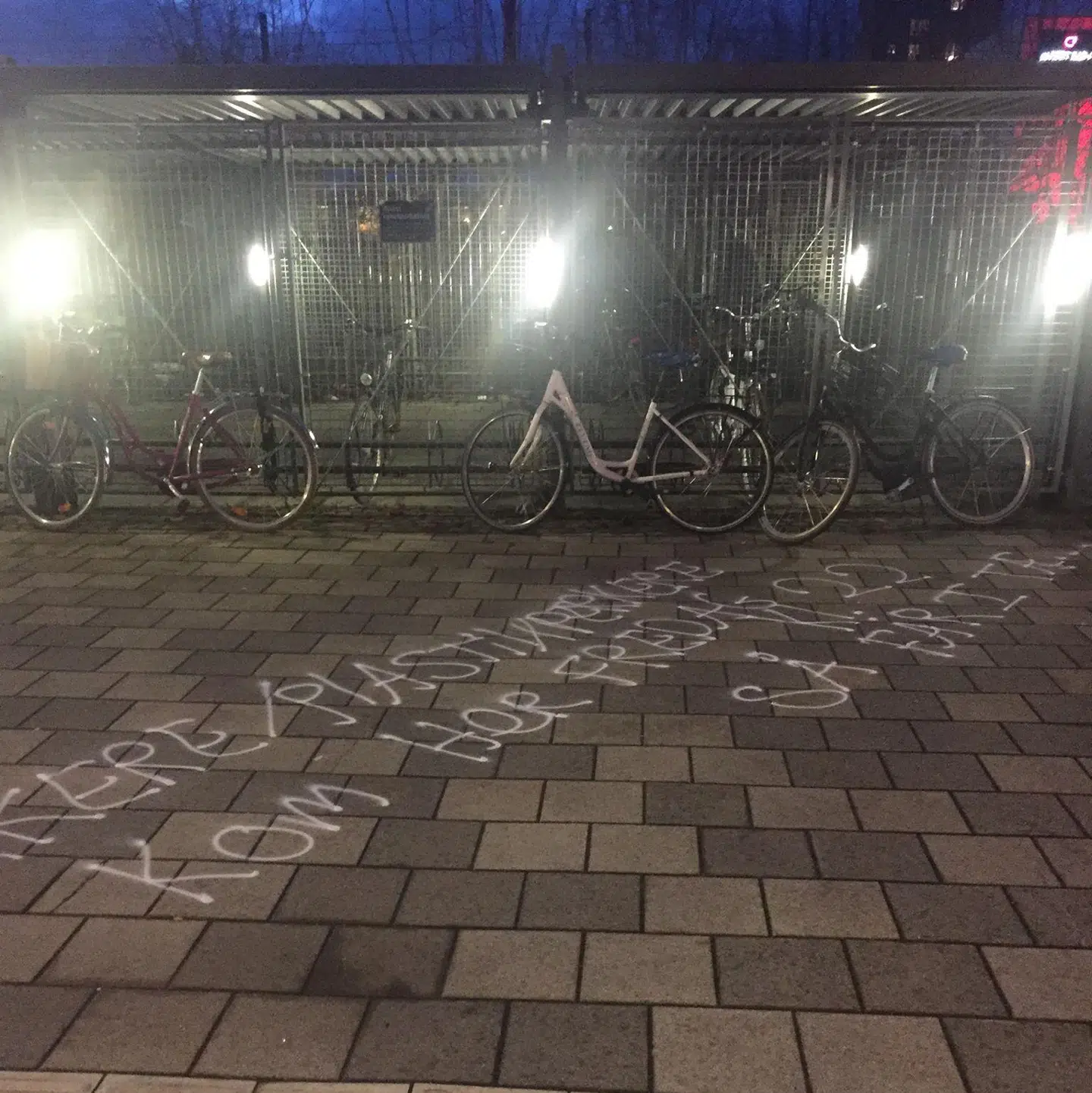 På Albertslund Station mandag morgen stod der skrevet med graffiti: 'Perkere/plastikperkere, kom her fredag kl. 22, så får I tæ...