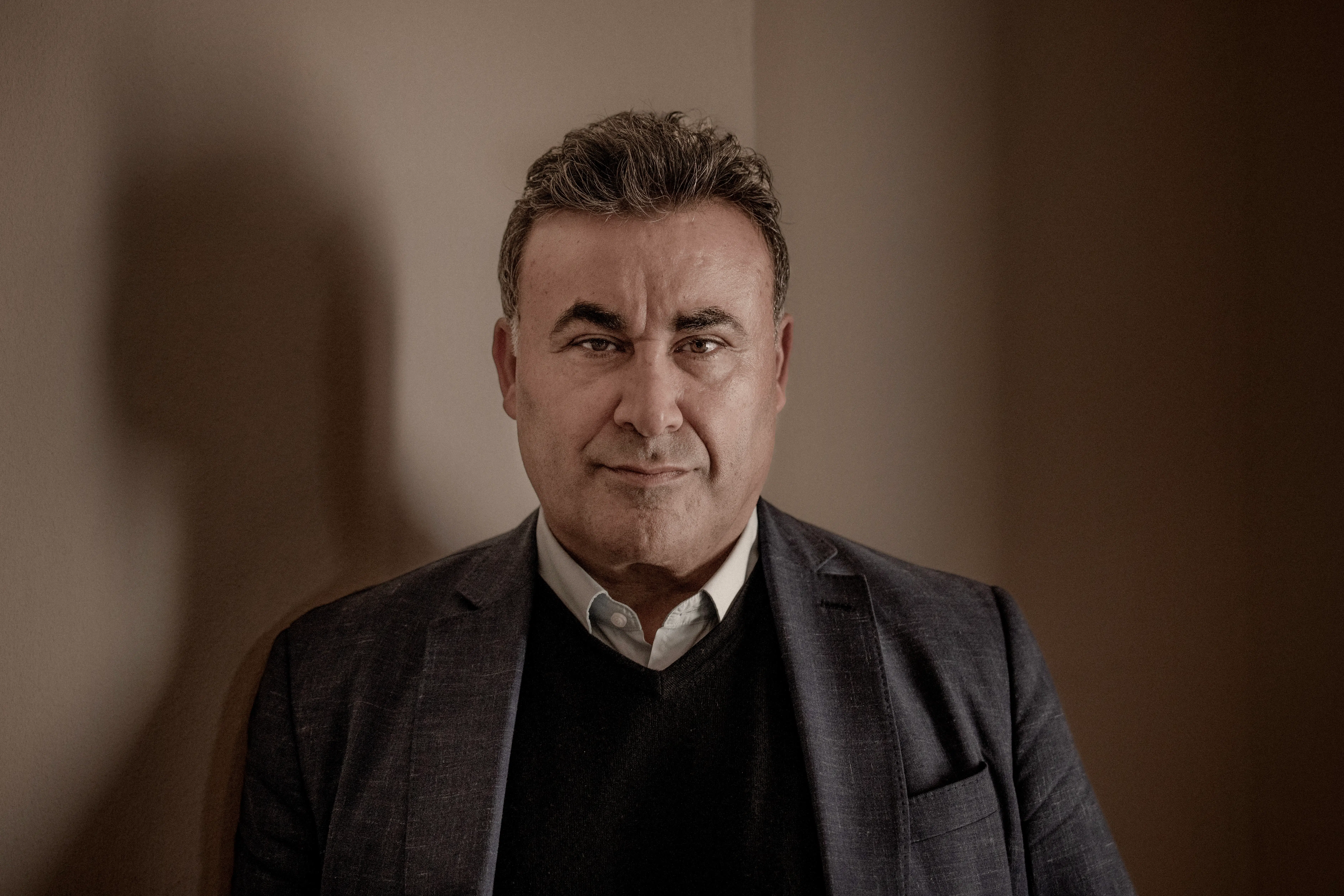 Som ung blev Naser Khader tilbudt 2.000 stemmer for sin indflydelse – nu advarer han om klanloyalitet, der kan presse demokratiet
