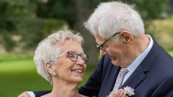 De kalder hinanden »livets dessert«. Efter bare 14 dage gik 89-årige Filip på knæ