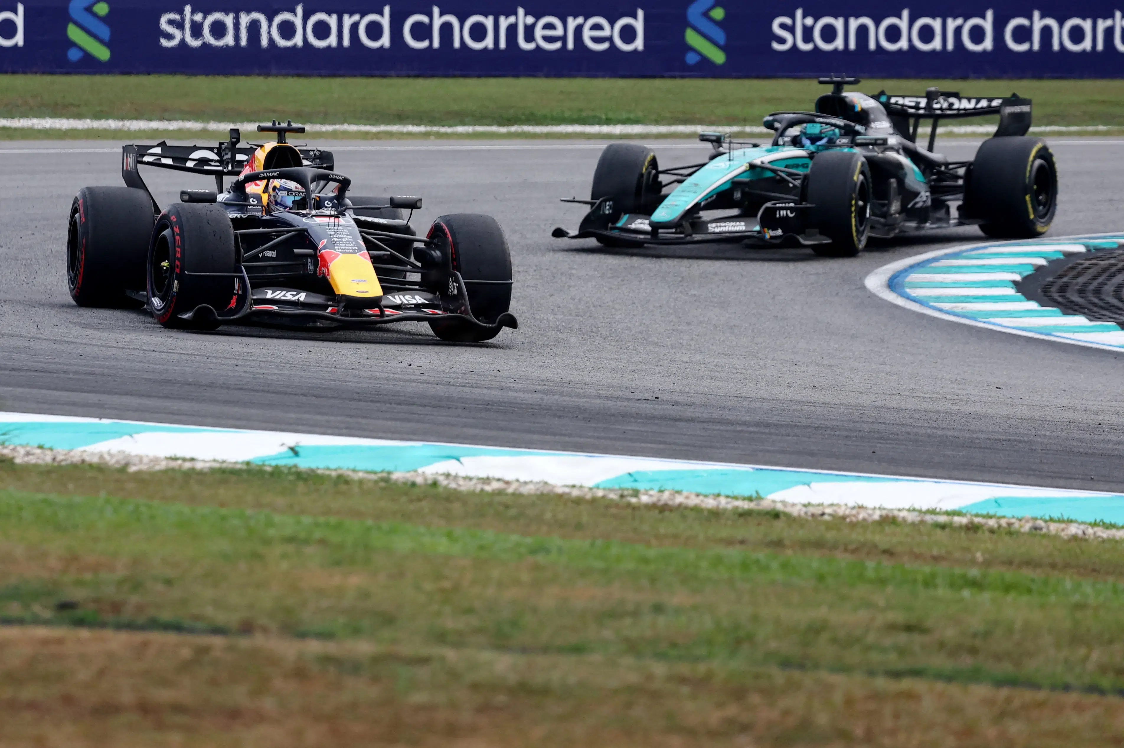 Verstappen kroner opløftende weekend med triumf efter teknisk kaos