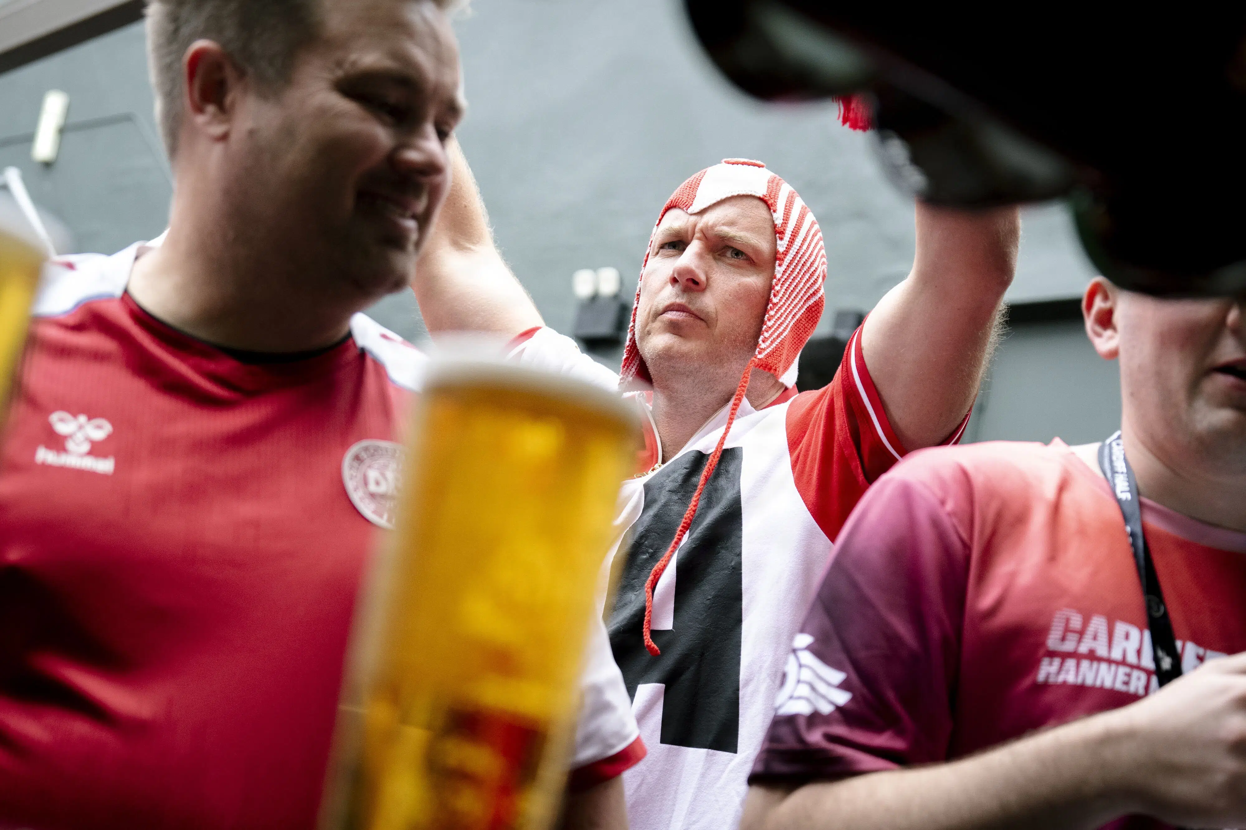 BILLEDSERIE: Danske fans har en fodboldfest i Cardiff