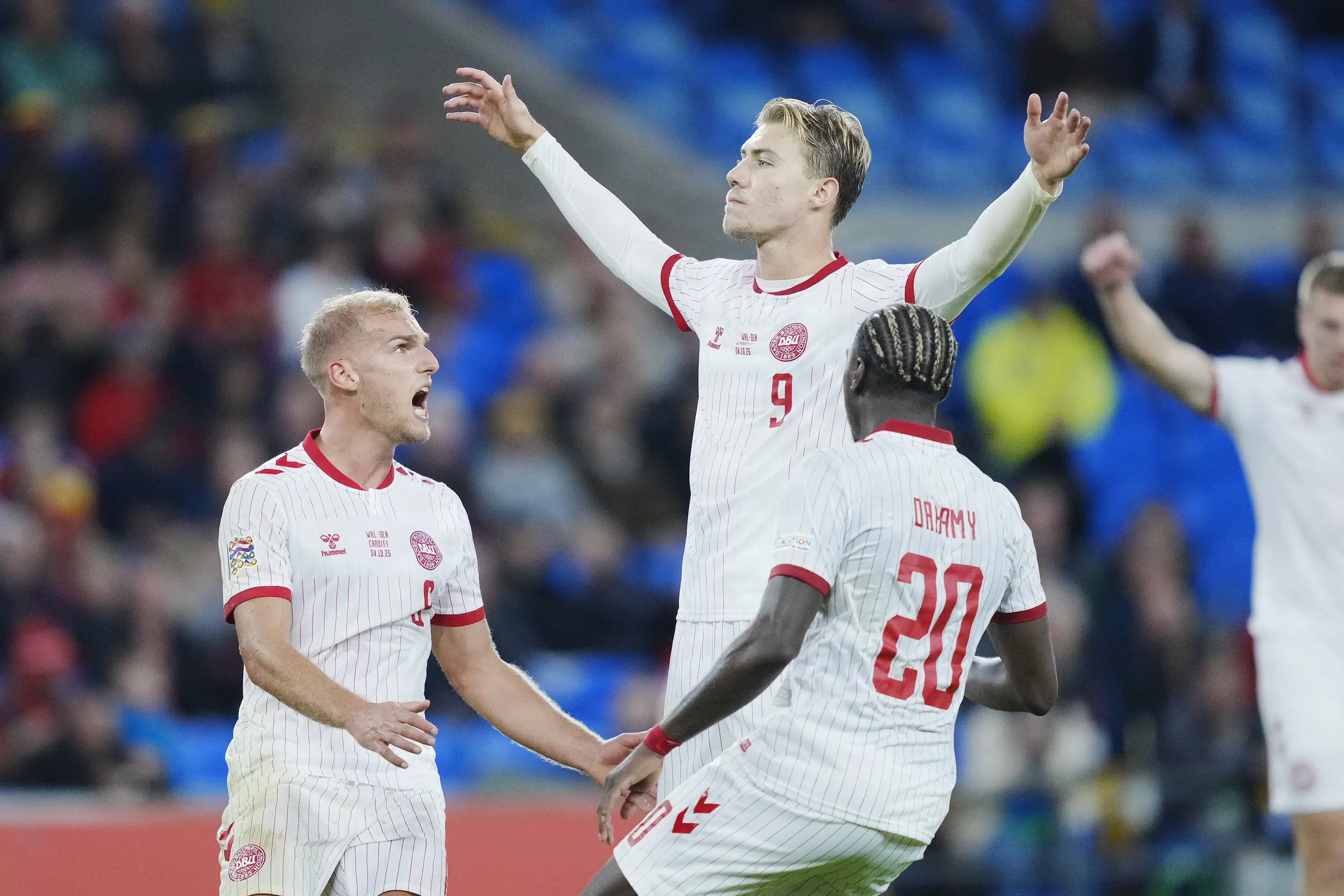 Sent straffespark sikrer Danmark en vigtig sejr i Wales
