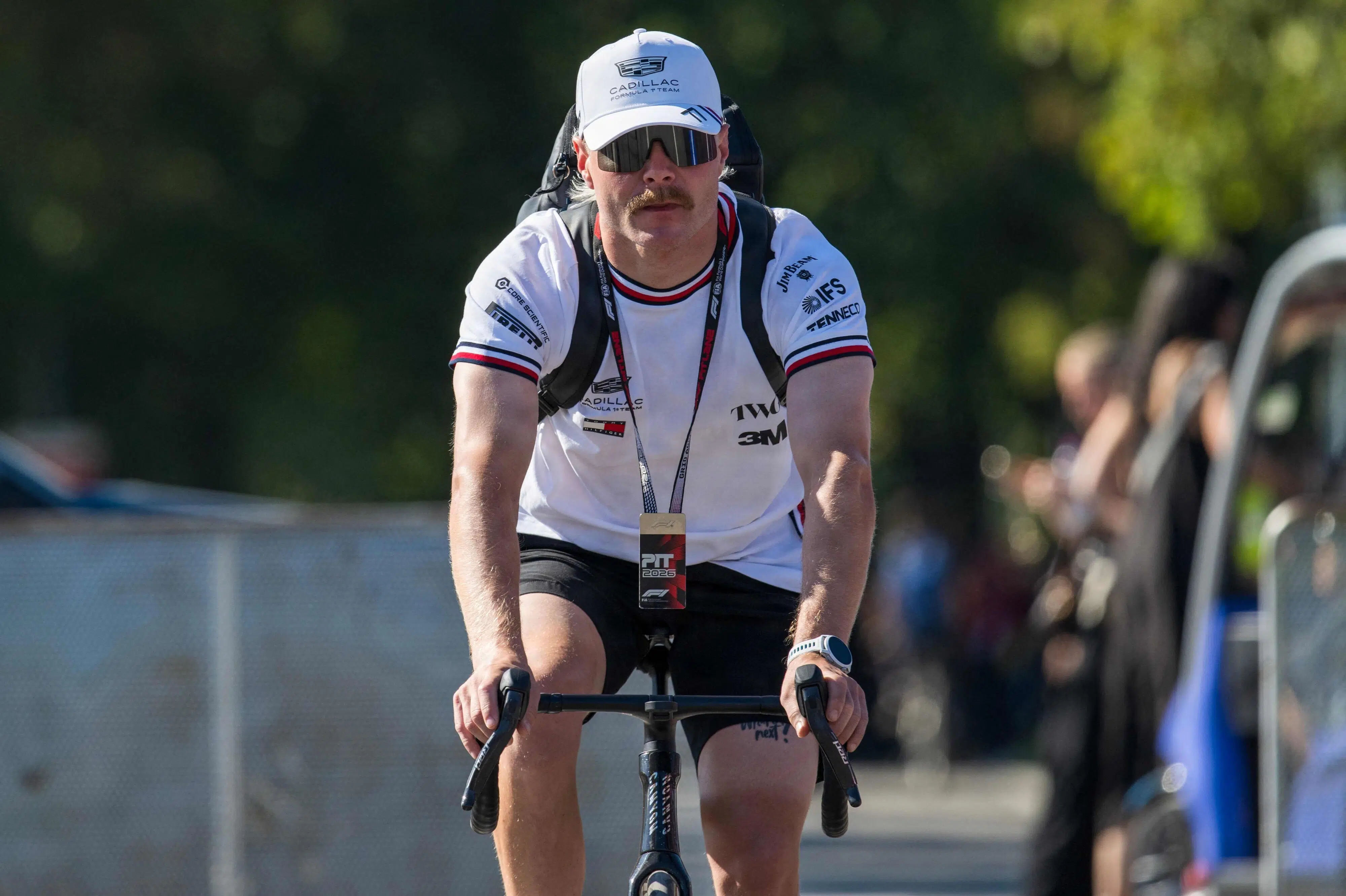 Formel 1-finne tager cyklen fra Malaysia til Singapore