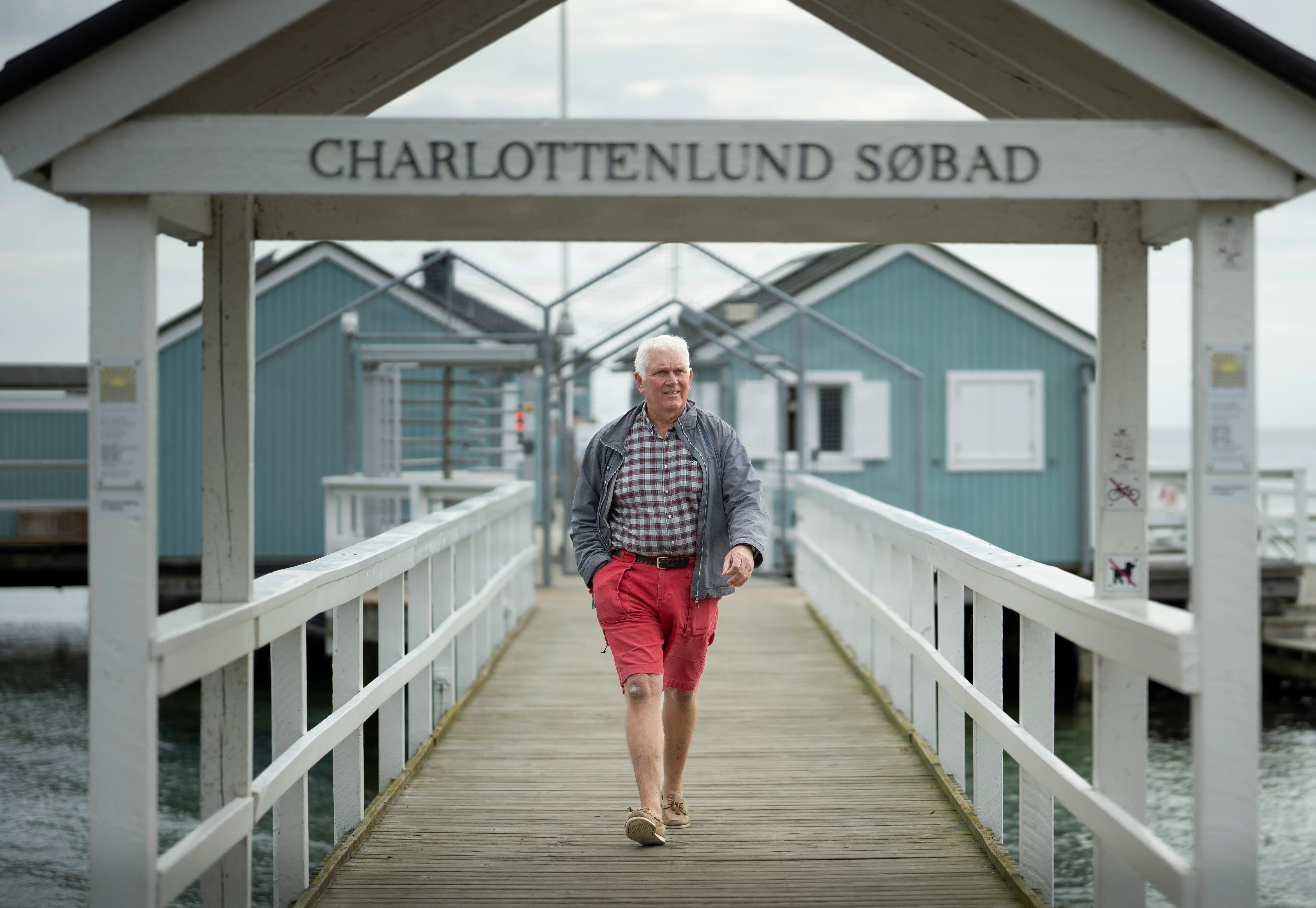 Han lærte selv at svømme i ikonisk søbad i Gentofte. Nu splitter konflikt om kultur og traditioner de mange badegæsterne 