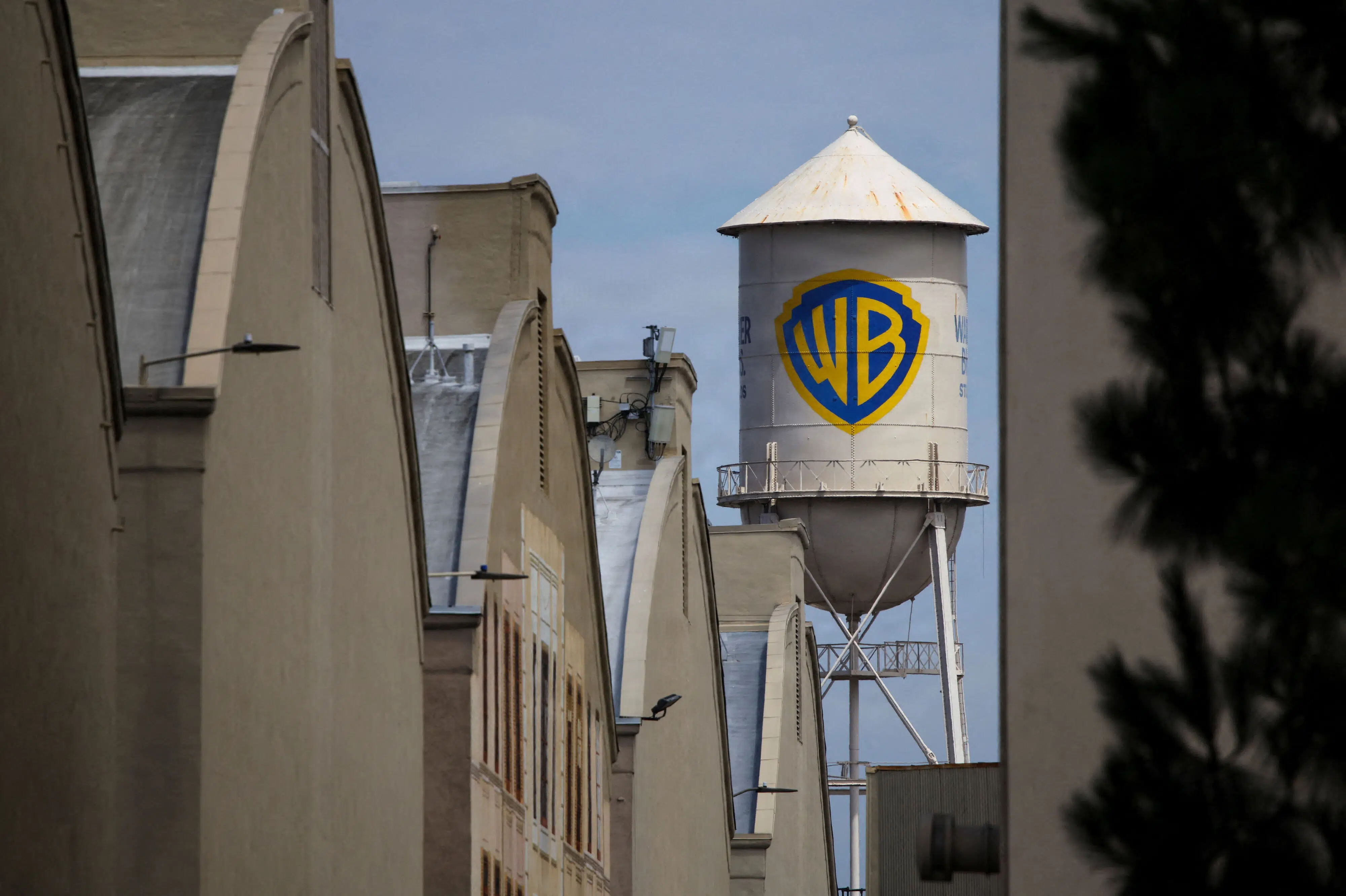 Paramount har officielt købt Warner Bros og skabt nyt selskab