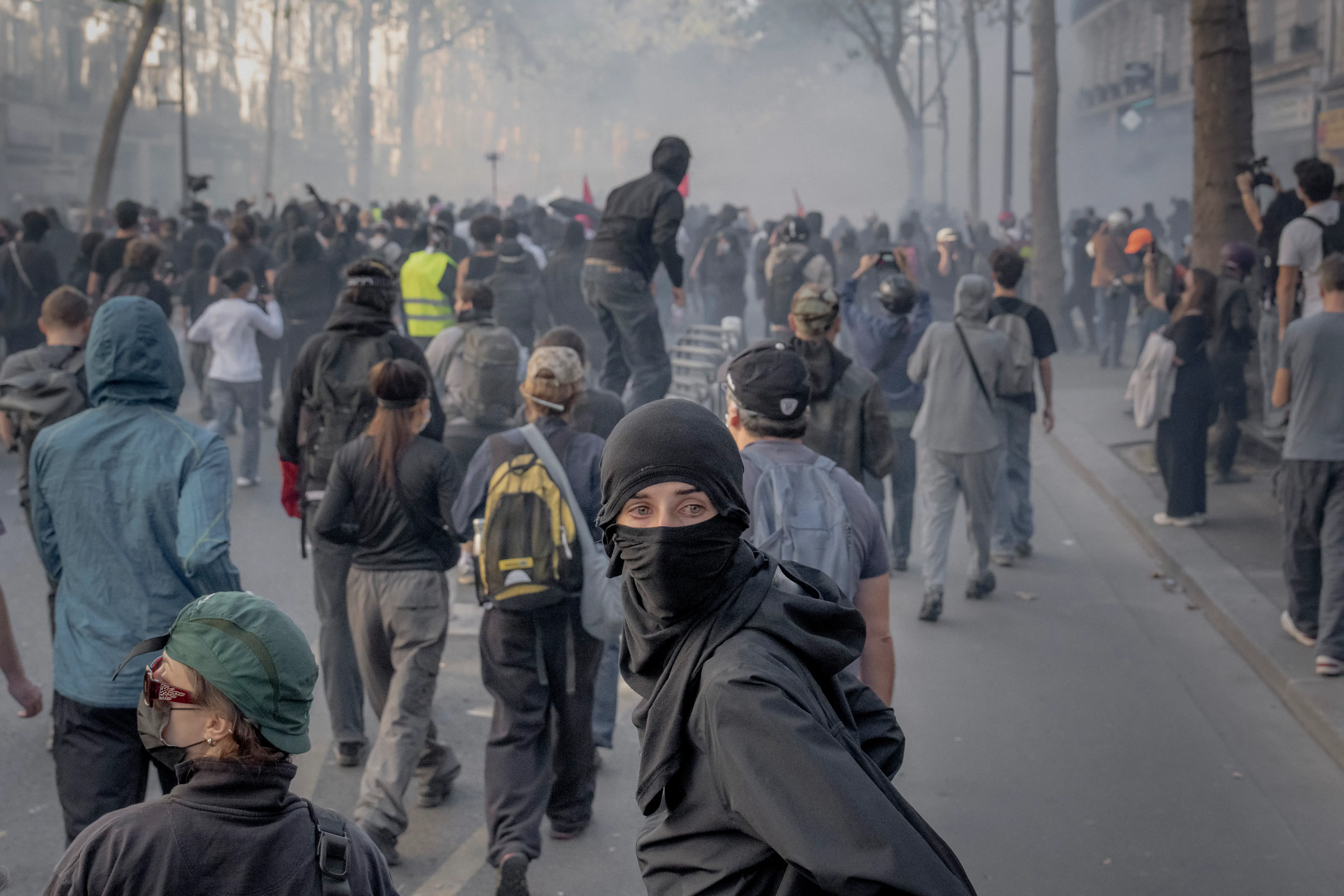 Det endte med bål og krise. Men én bestemt leder så ud til at nyde dagen i Paris
