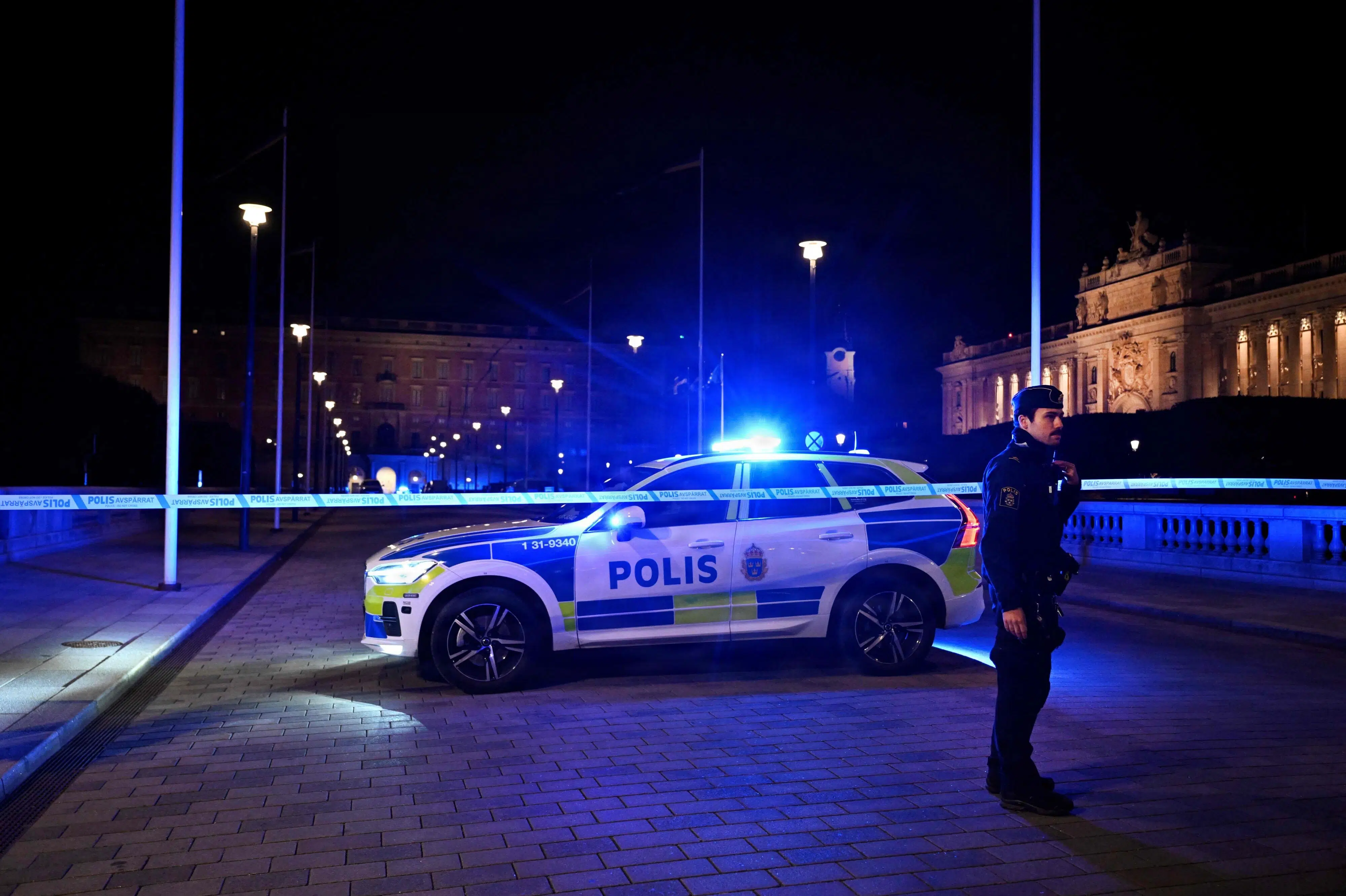 Politi har skudt en mand ved slot i Sverige