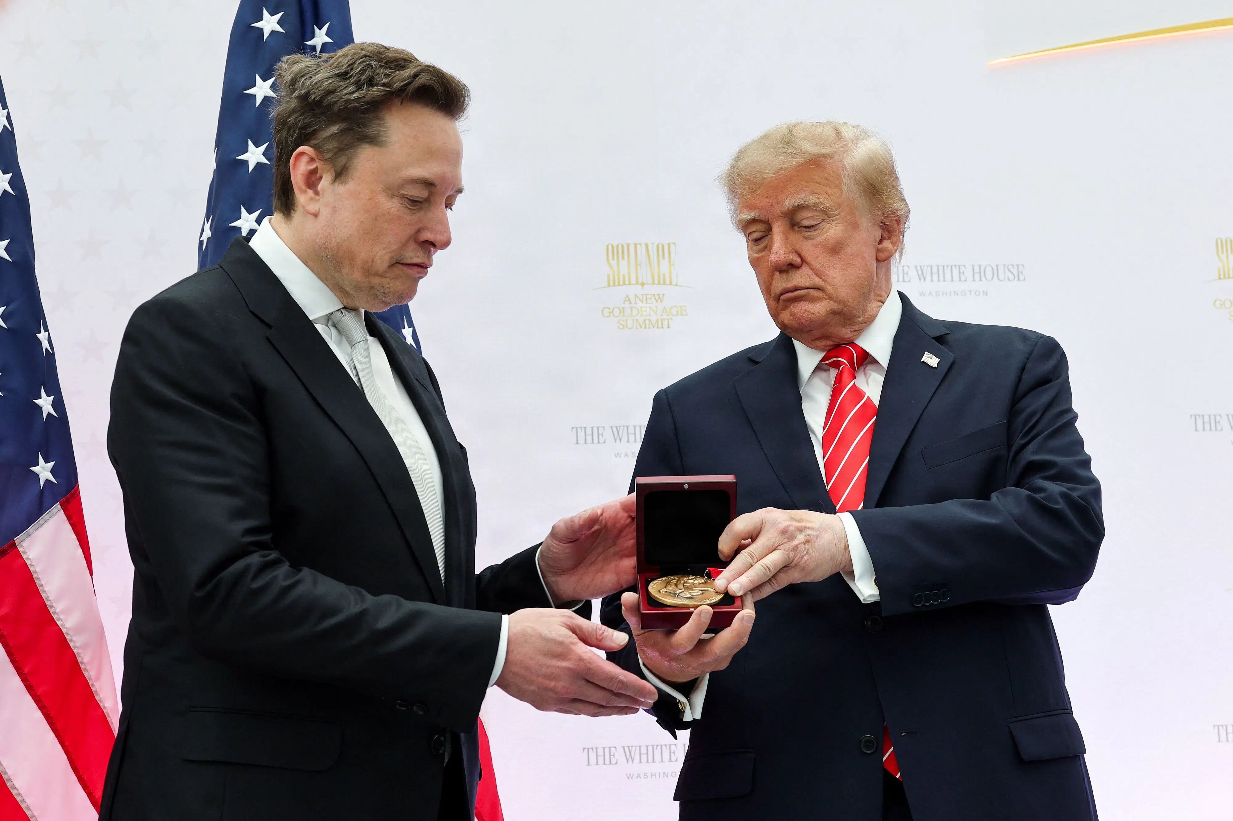 Trump tildeler Elon Musk prestigefyldt hædersbevisning