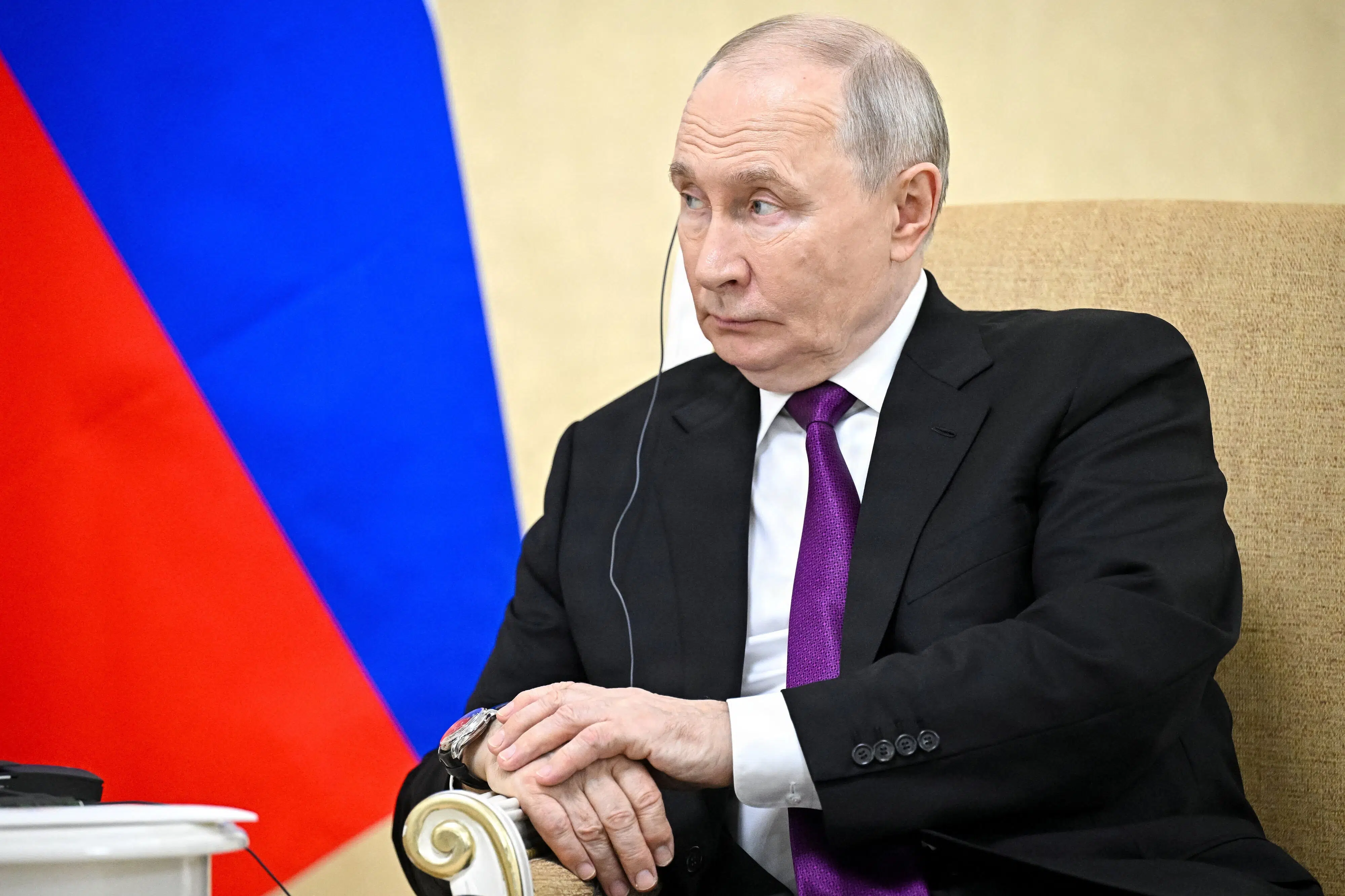 Putin fik besøg af tidligere tysk kansler på sin fødselsdag