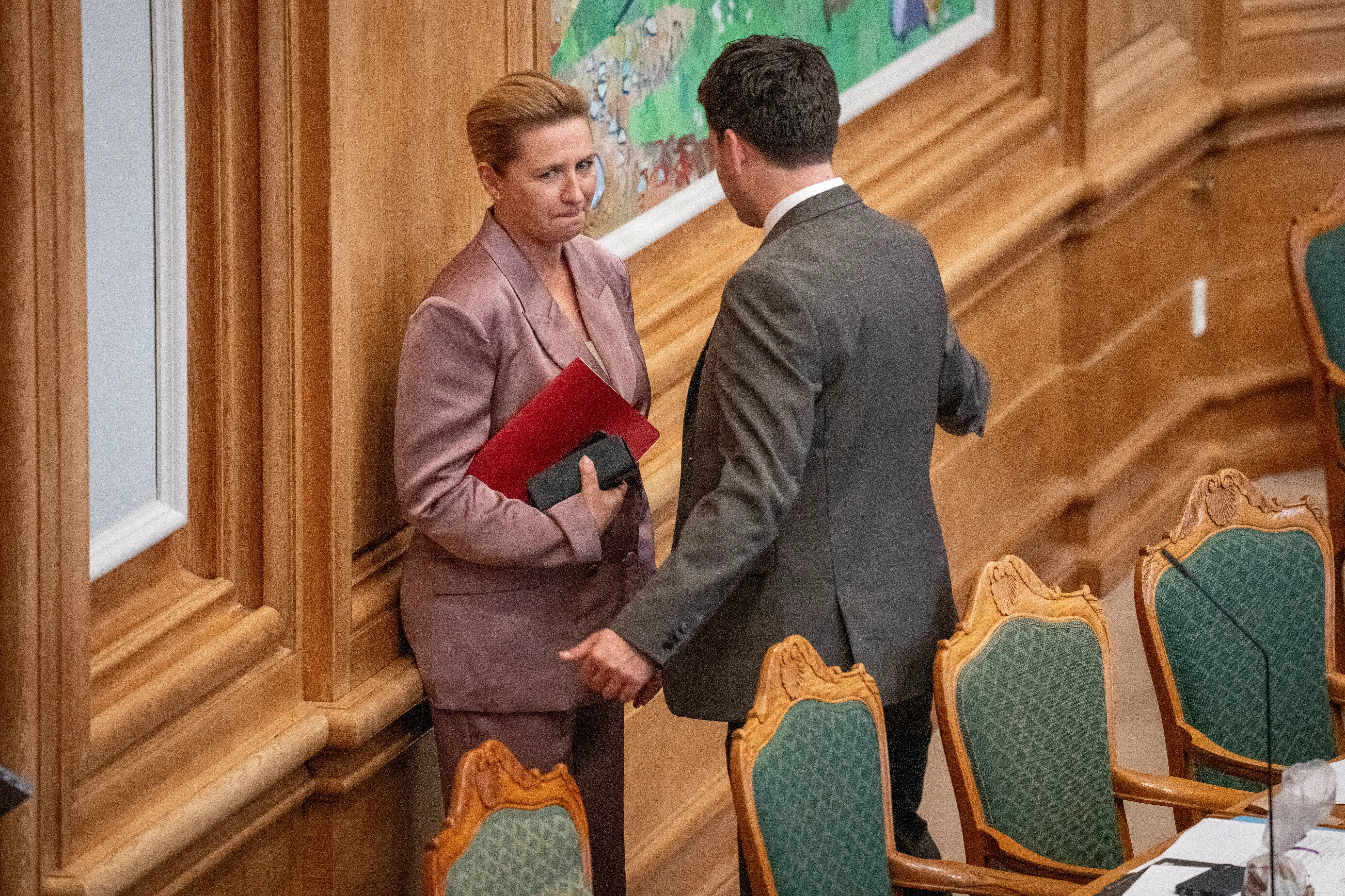 Åbningsdag præget af en nyhed på gangene: »Svært at se som andet end en udfordring af Mette Frederiksens lederskab«