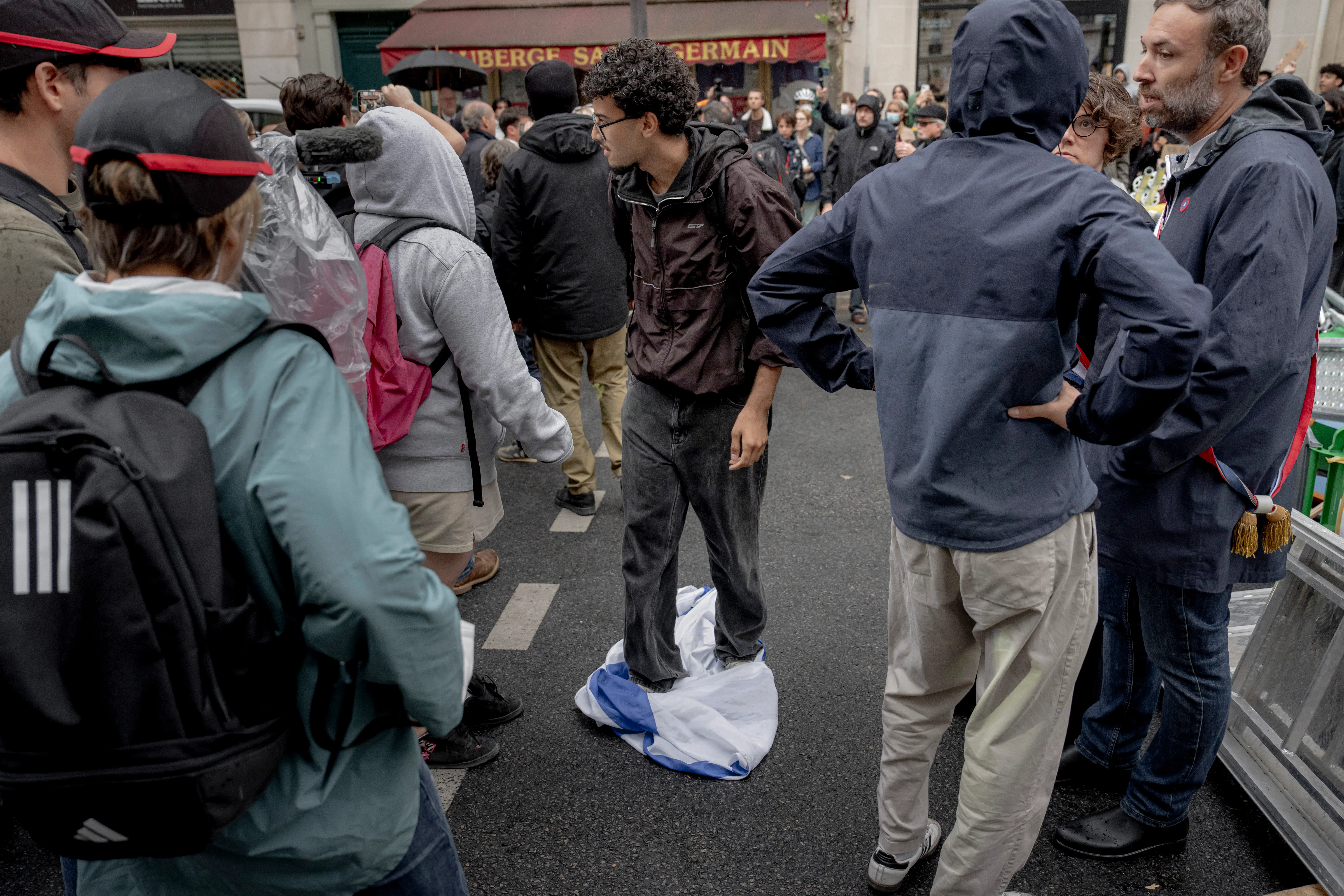 Ved fransk elevprotest trampede demonstrant pludselig på det israelske flag: »Alle vores bevægelser er forbundet«