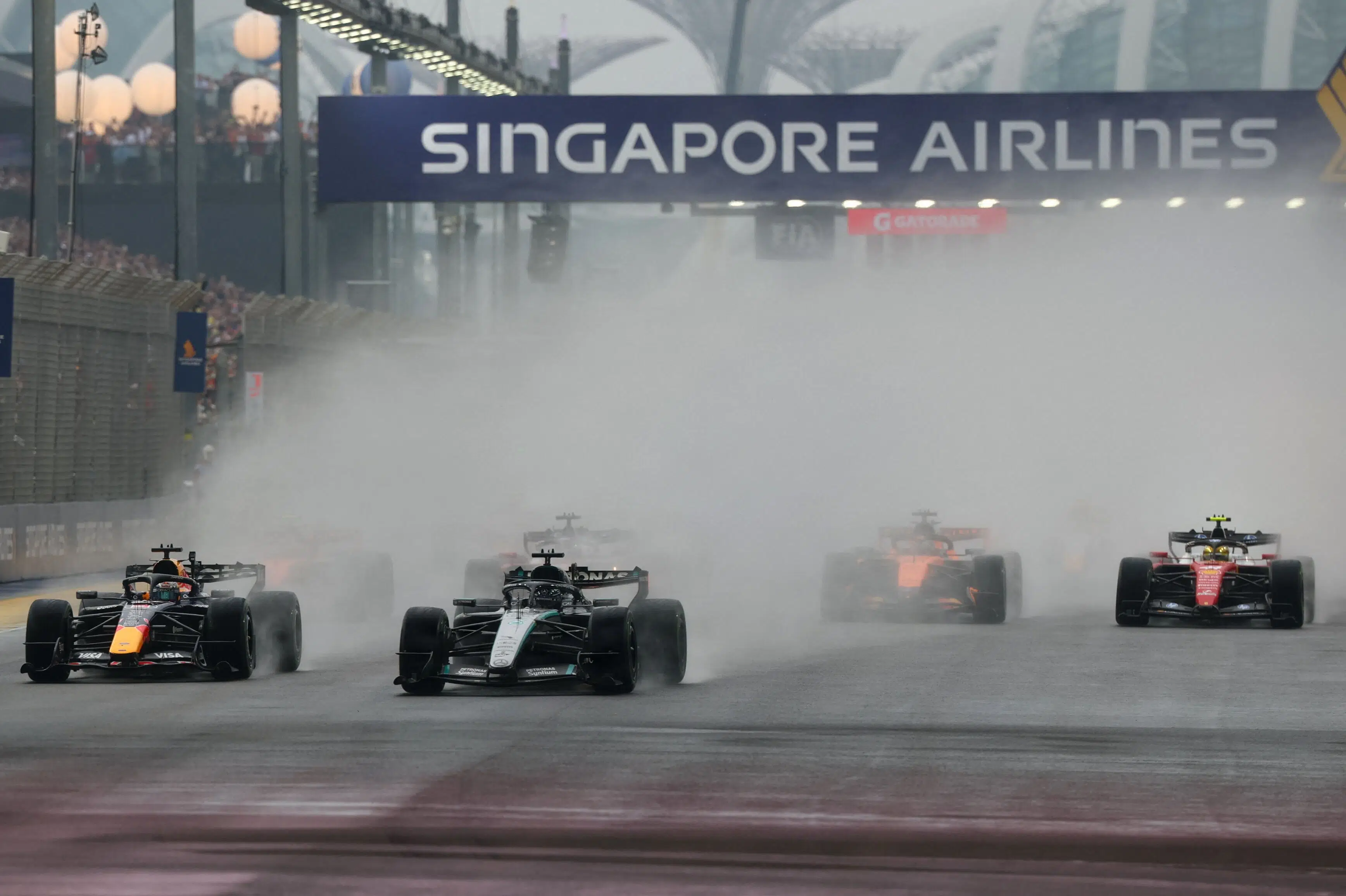 Verstappen sprinter sig til sejr i Singapore