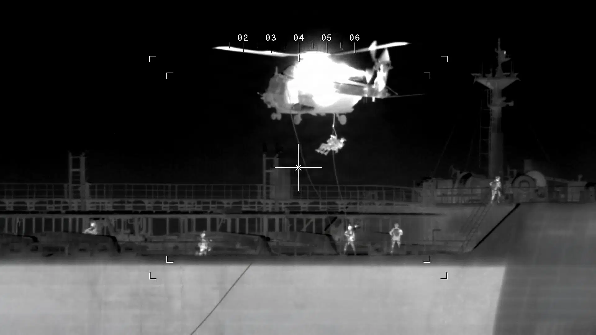Soldater border mistænkt skyggeskib fra helikopter – besætning tilbageholdt