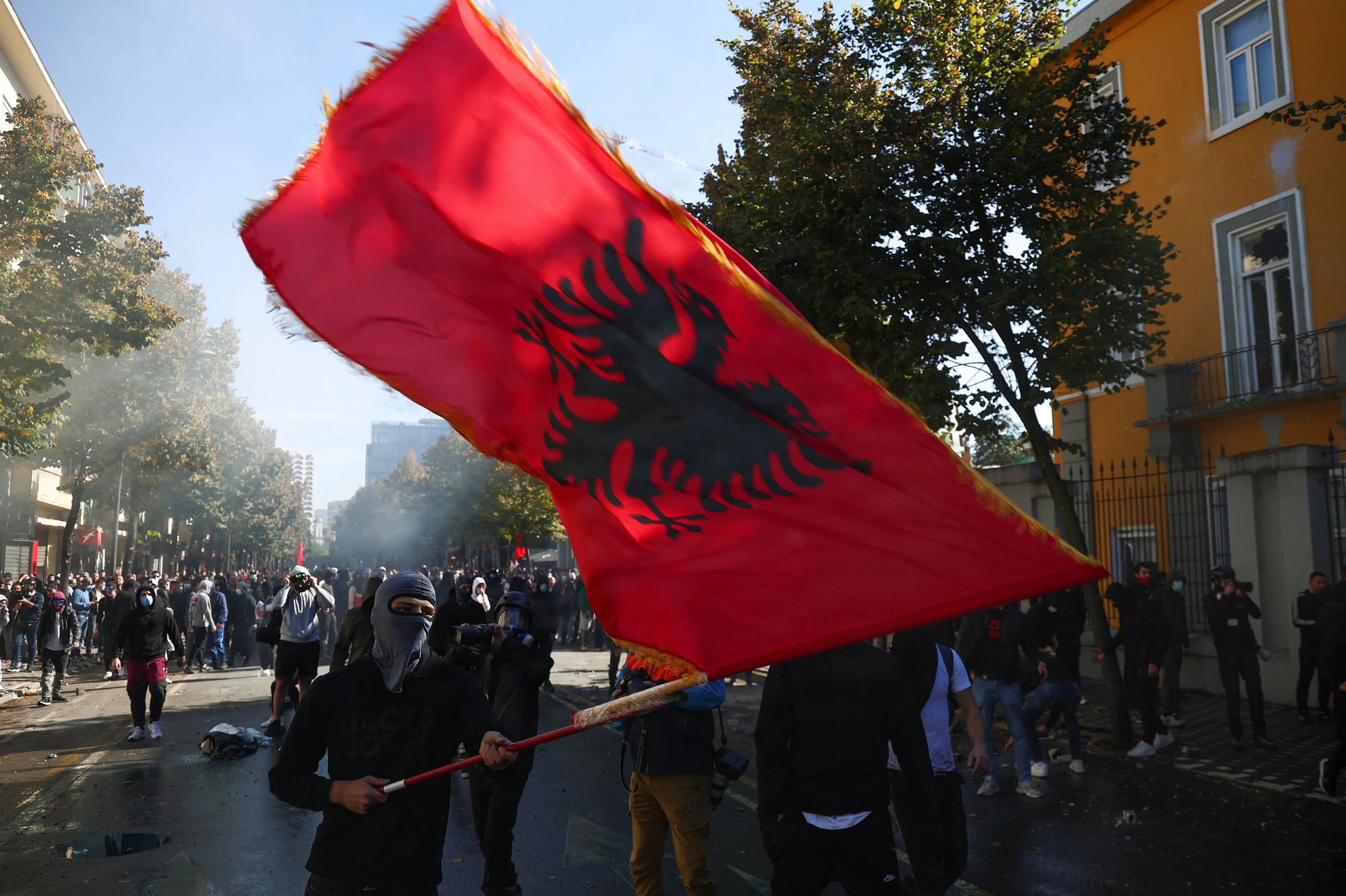 Albansk undervisningsministerium i brand under demonstration